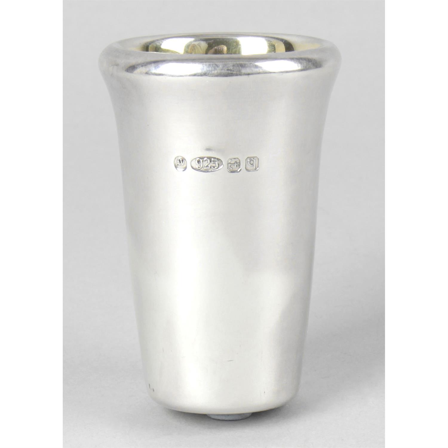 A silver magnetic tumbler, together with a magnetized base. (2).