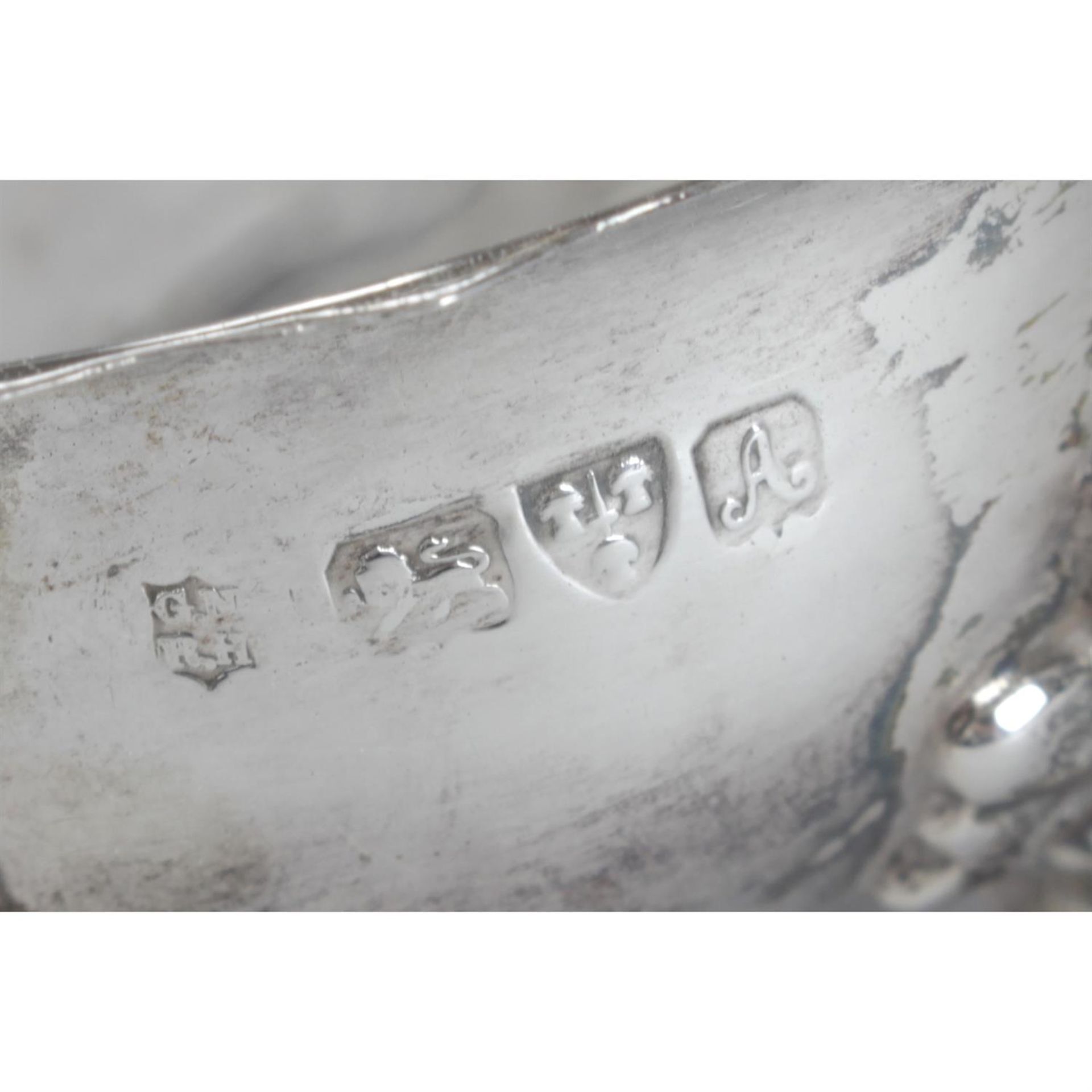 An Edwardian silver sauce boat. - Image 3 of 3