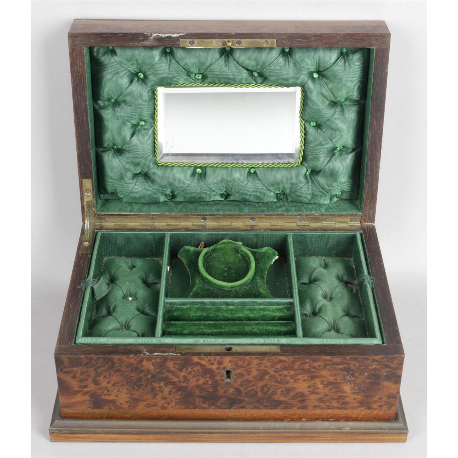 An early 20th century brass inlaid and burr wood ladies dressing table box. - Bild 2 aus 2