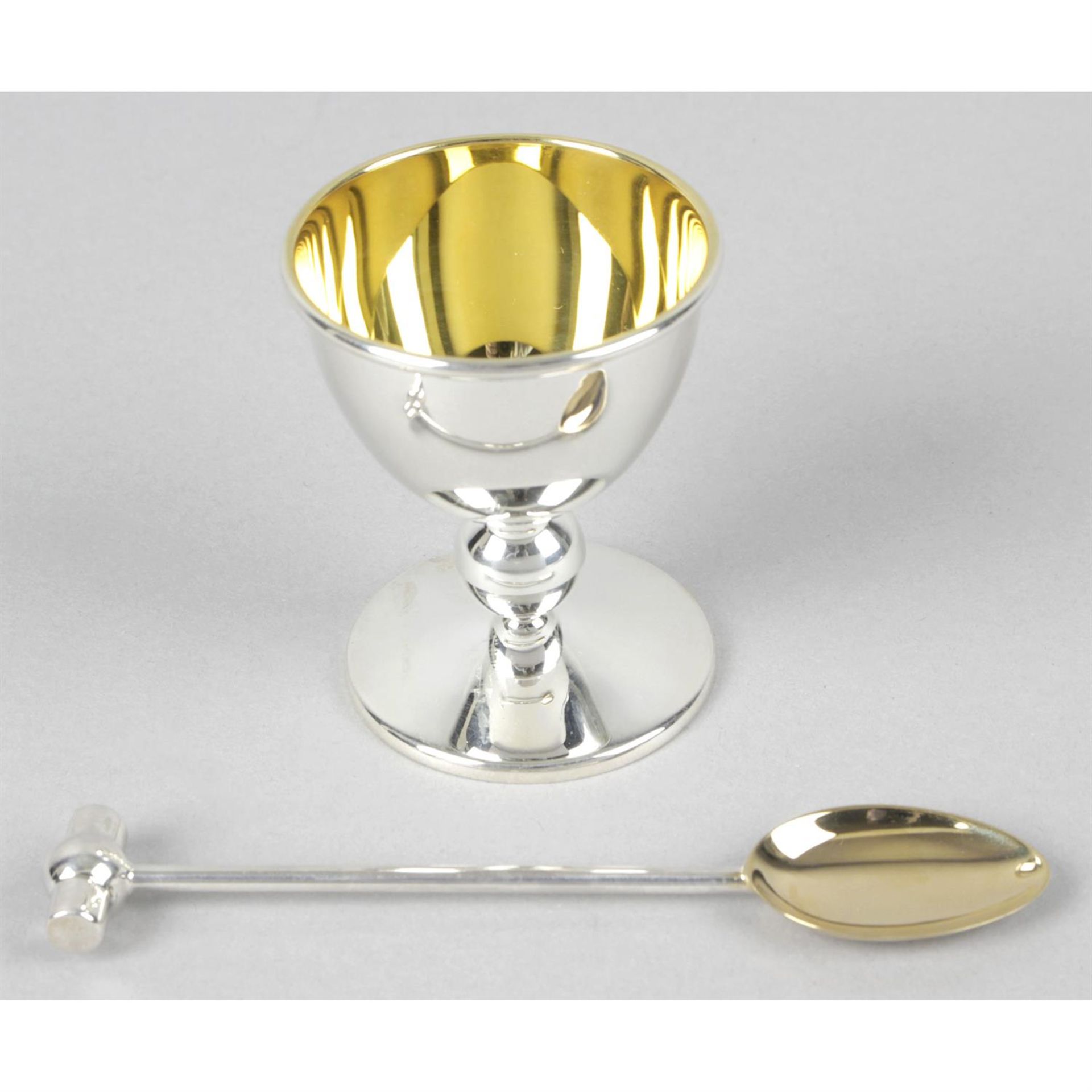 A modern silver egg cup and mallet spoon, in fitted case.