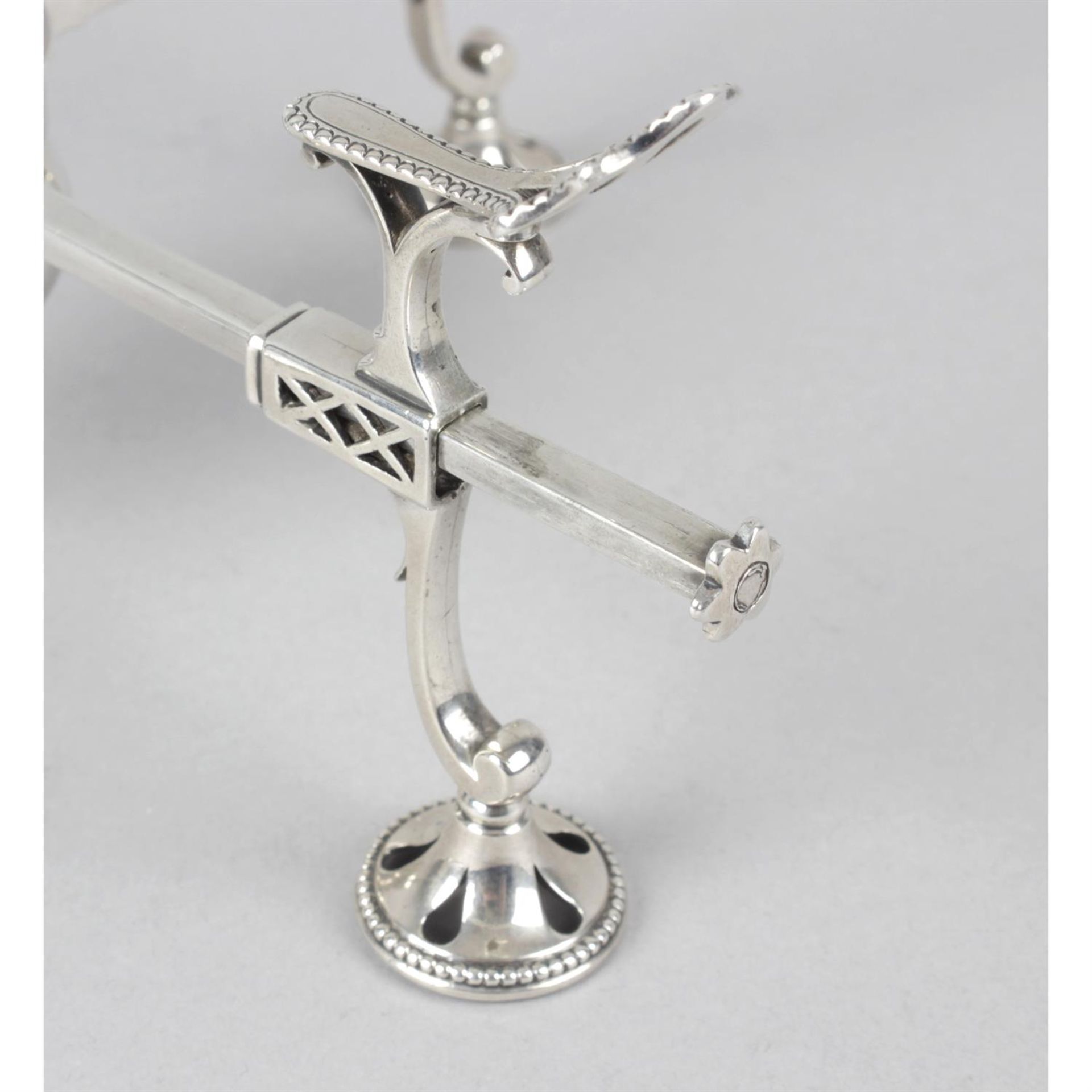 A George III silver dish cross by Hester Bateman. - Bild 4 aus 5
