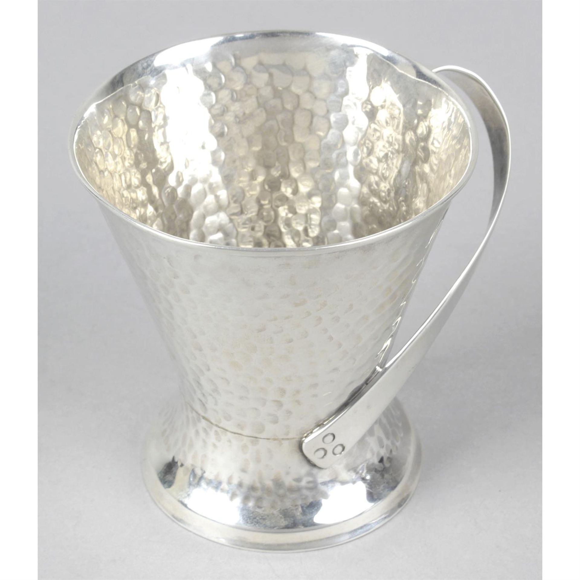 An Edwardian silver Arts & Crafts style mug.