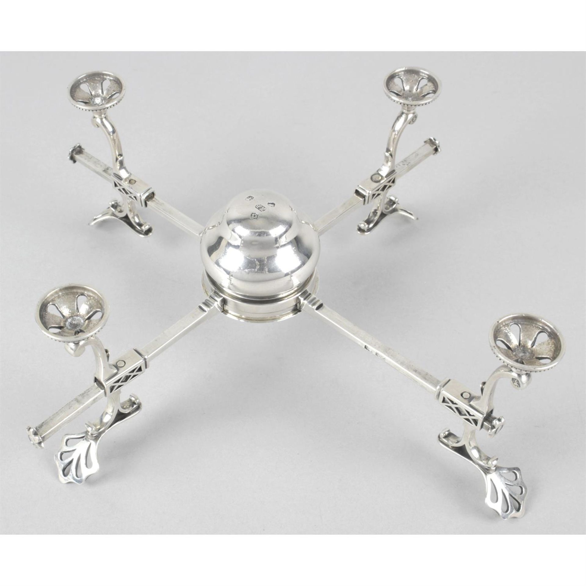 A George III silver dish cross by Hester Bateman. - Bild 2 aus 5