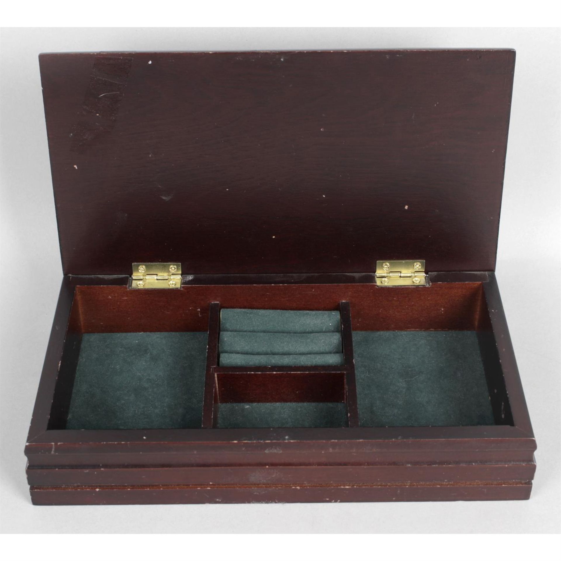 A modern stained mahogany jewellery box. - Bild 2 aus 2