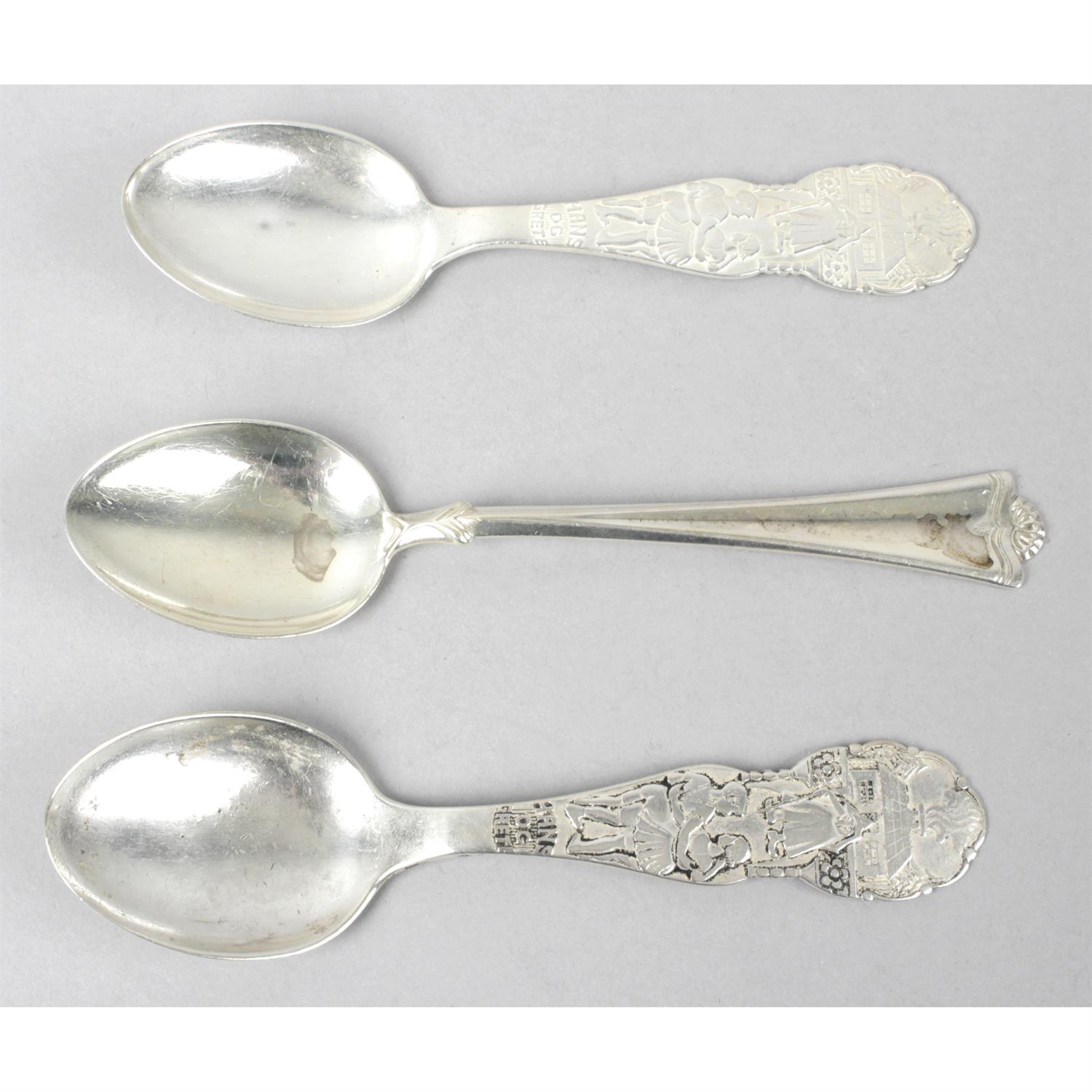 A miscellaneous selection of small spoons, plus a butter knife, tea strainer and four assorted - Image 3 of 5