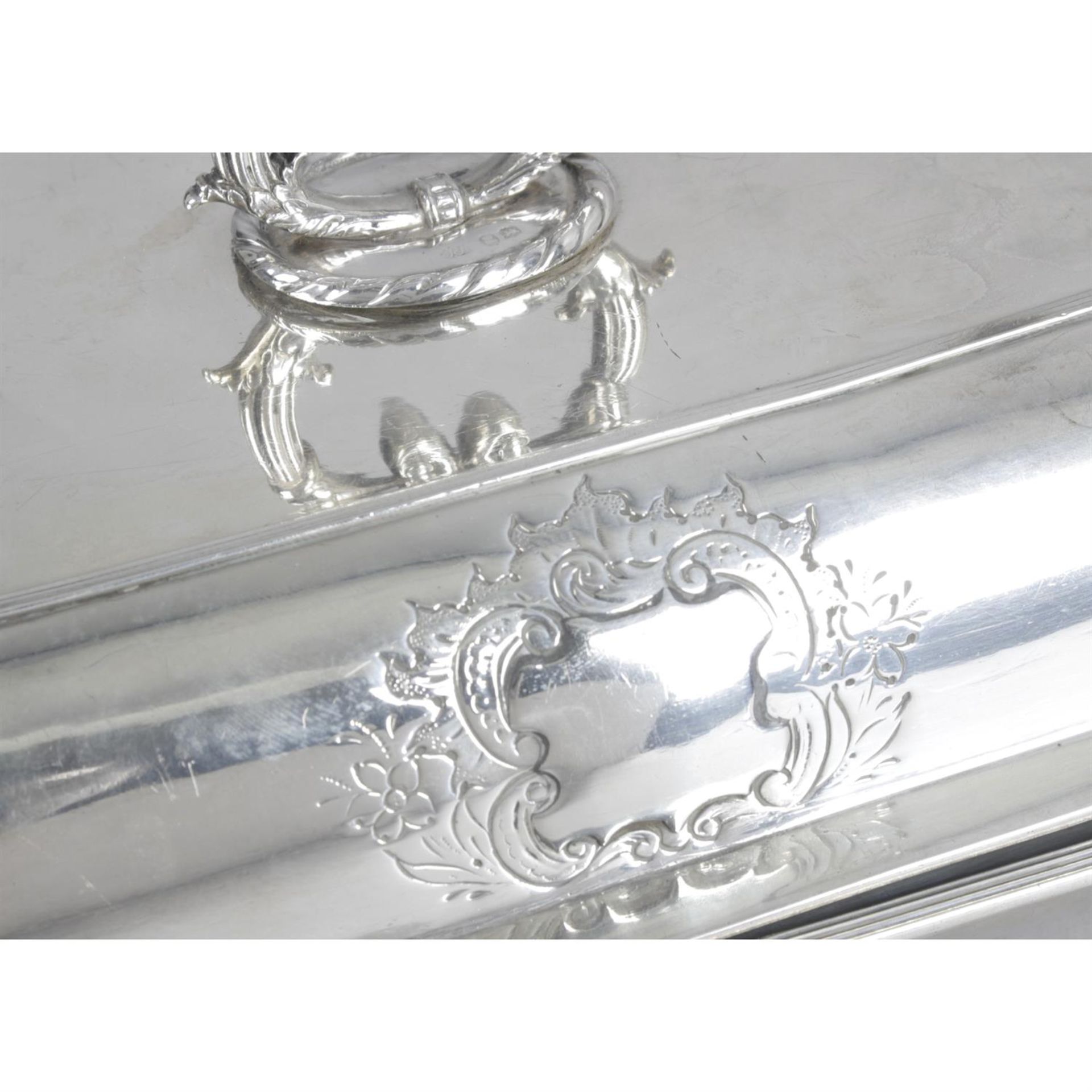 A George III silver entrée dish and cover. - Bild 2 aus 5