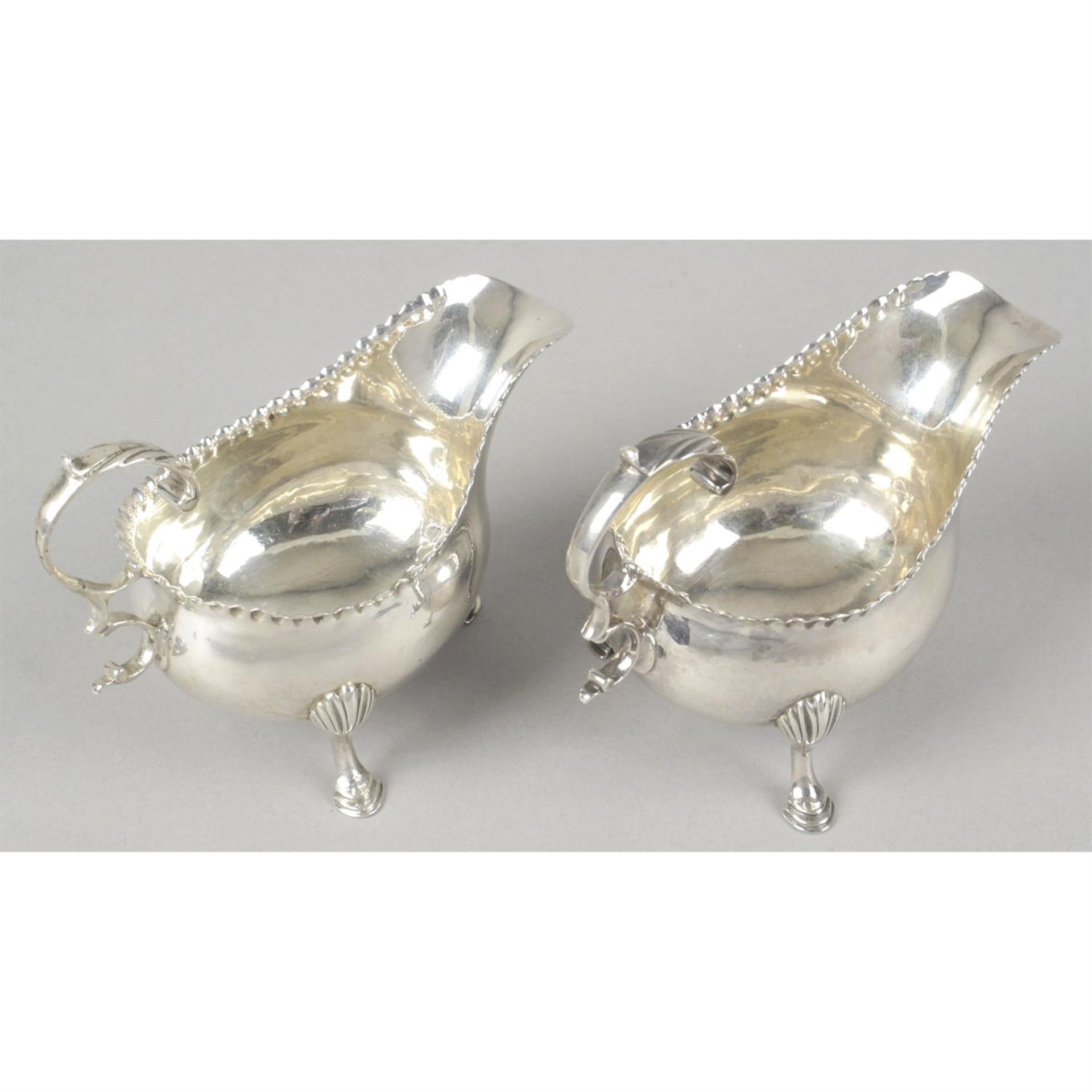 A pair of George III small silver sauce boats by Hester Bateman. - Bild 2 aus 3
