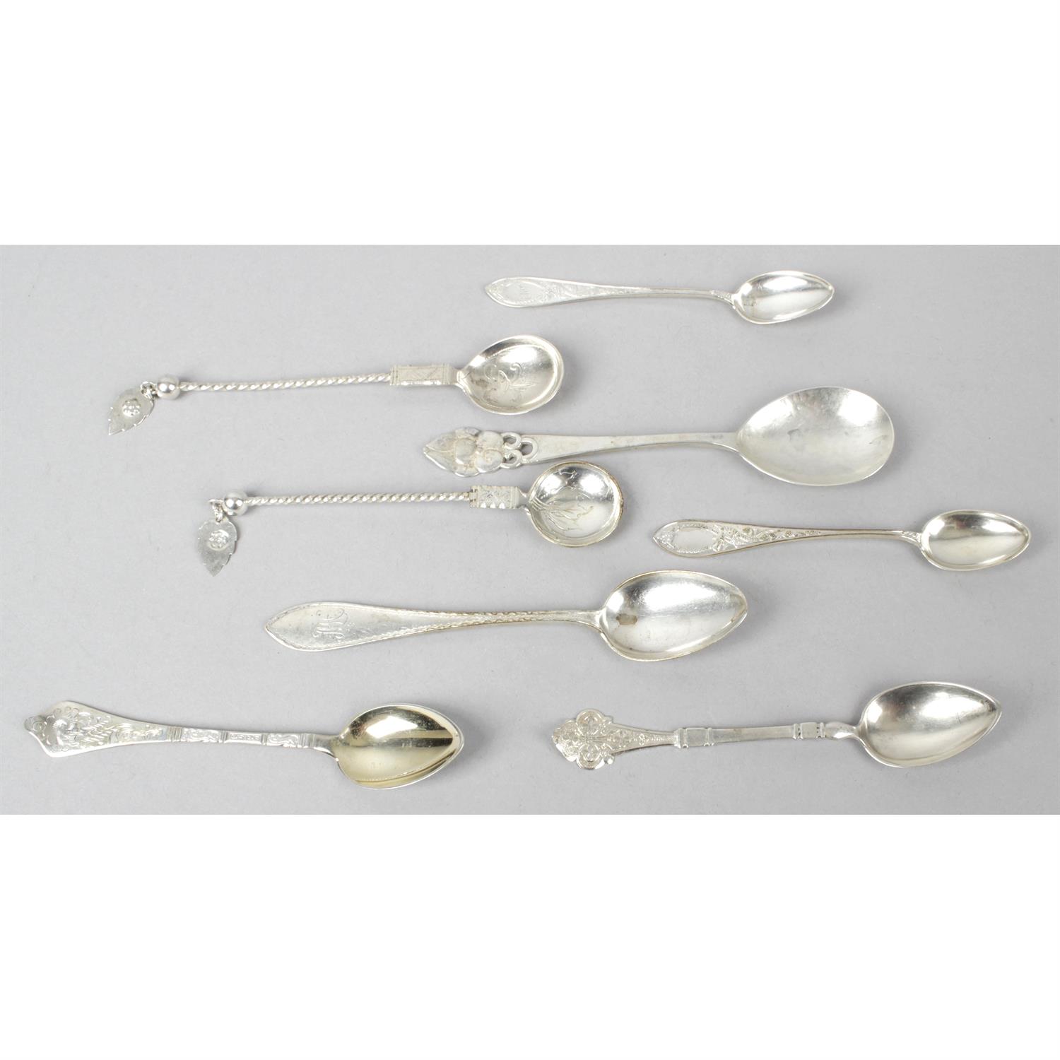 A miscellaneous selection of small spoons, plus a butter knife, tea strainer and four assorted - Image 5 of 5