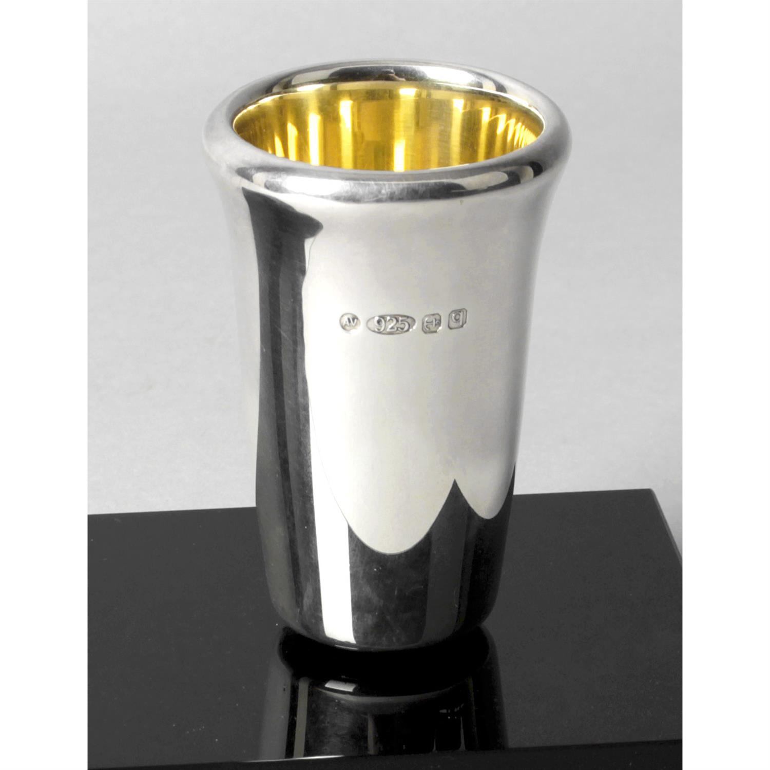 A silver magnetic tumbler, together with a magnetized base. (2). - Image 3 of 3