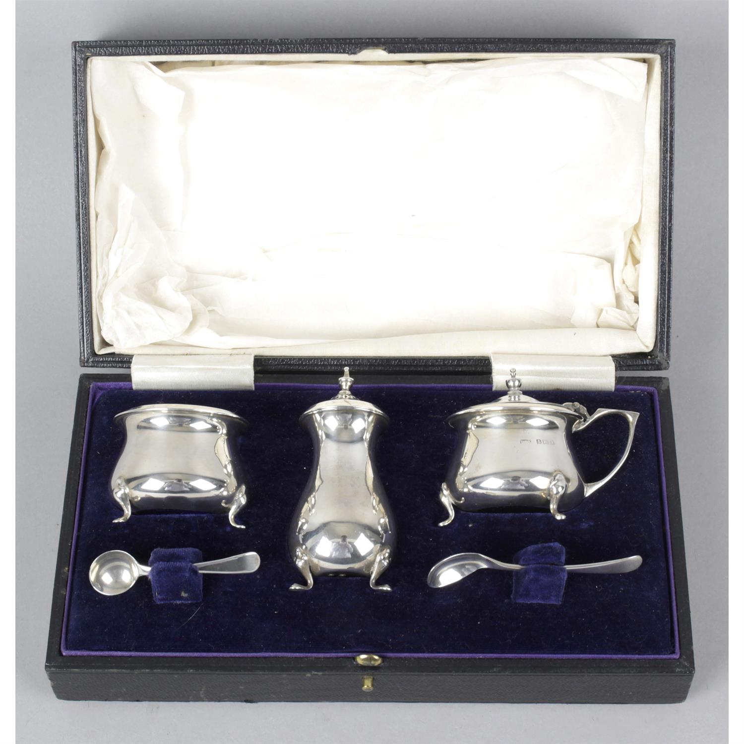A George V silver condiment set, in fitted case.