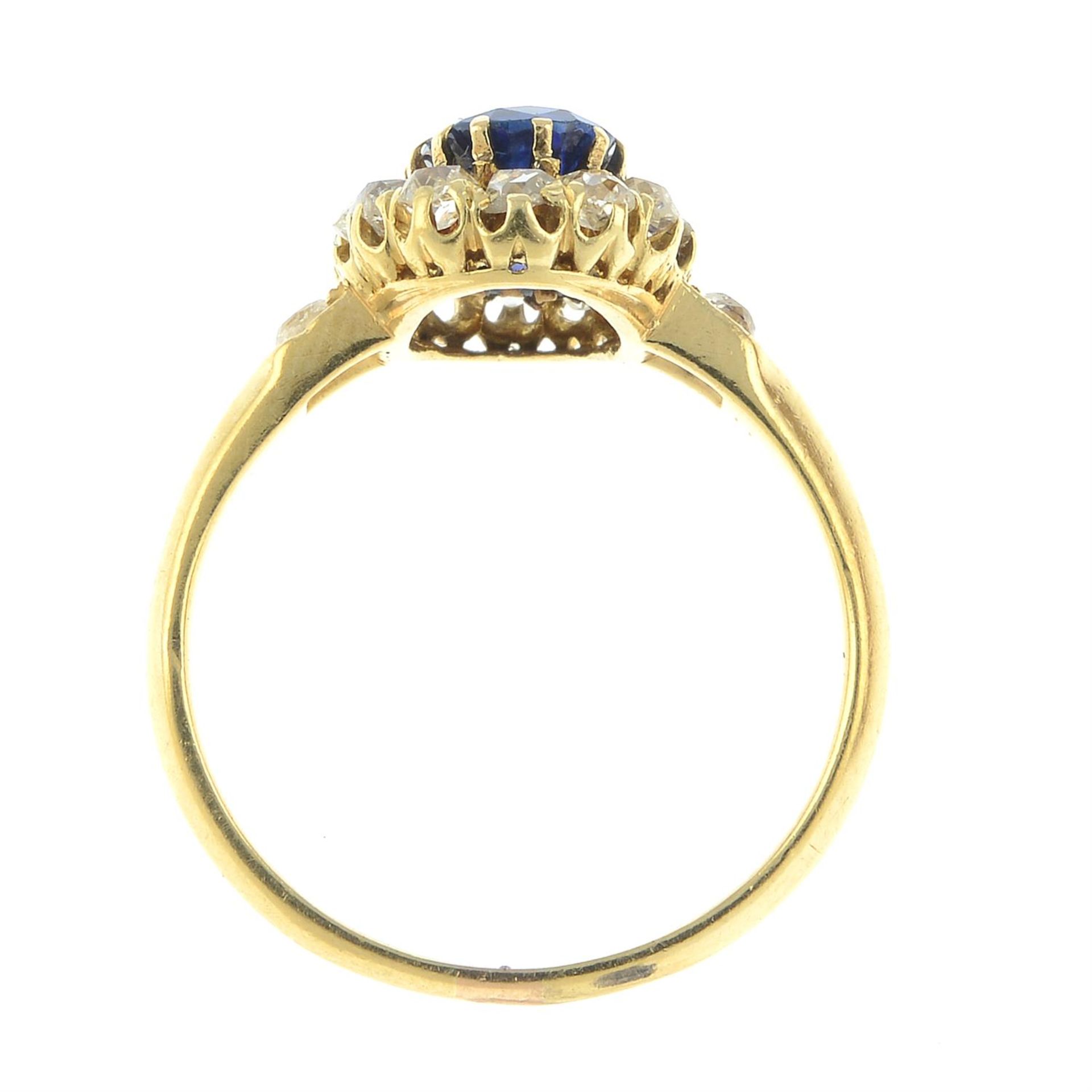 A late Victorian 18ct gold Sri Lankan sapphire and old-cut diamond cluster ring. - Bild 5 aus 7
