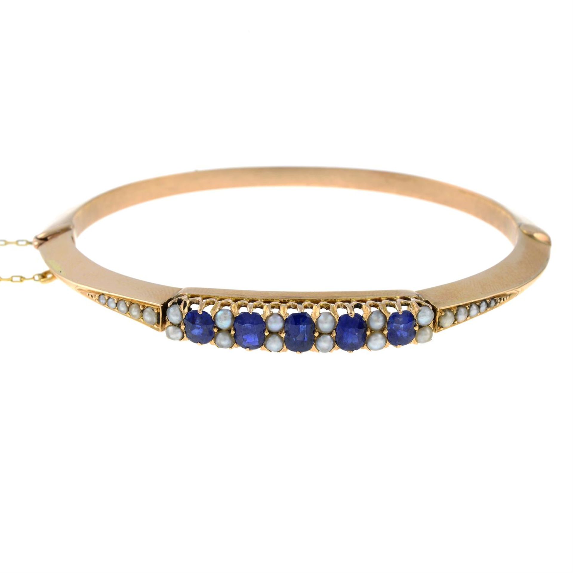 An early 20th century 18ct gold sapphire and split pearl hinged bangle. - Bild 2 aus 5