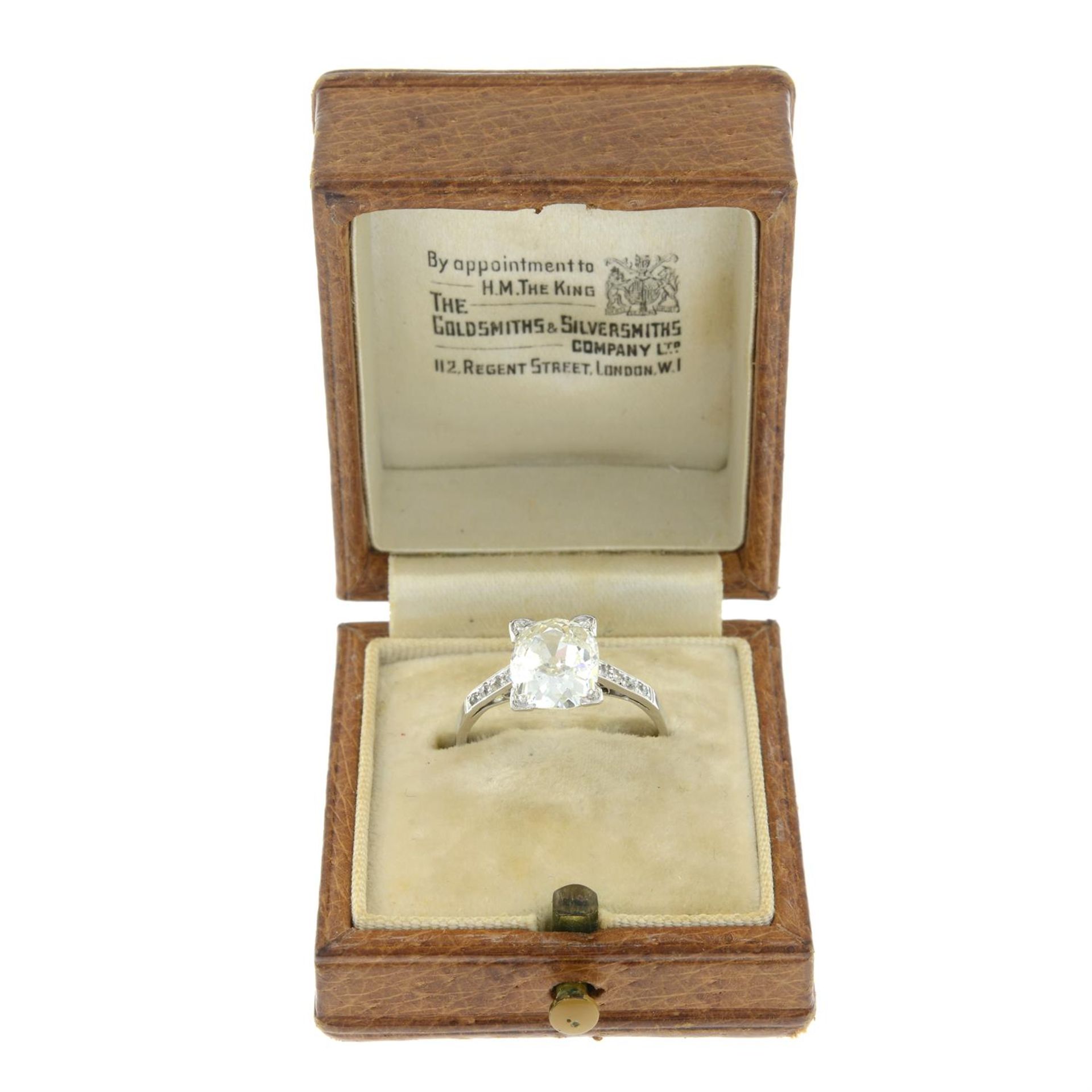An oval-shape old-cut diamond single-stone ring, with diamond line shoulders. - Bild 6 aus 9