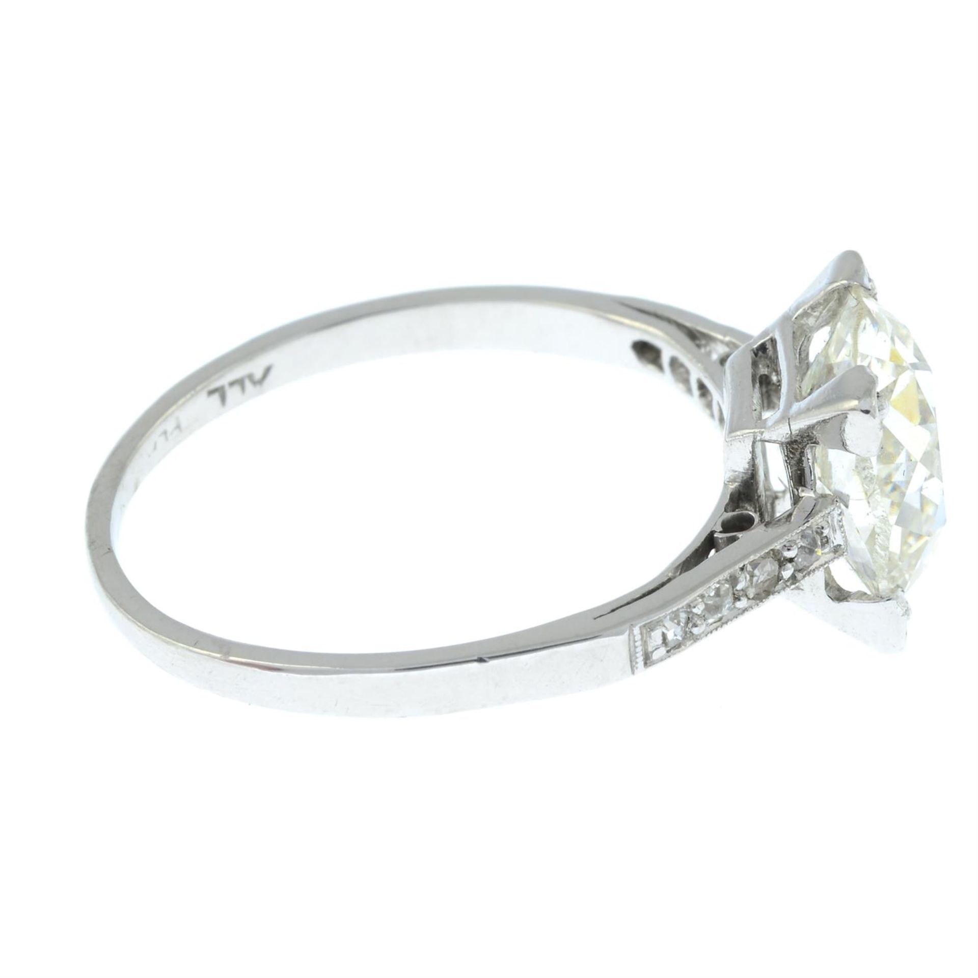 An oval-shape old-cut diamond single-stone ring, with diamond line shoulders. - Bild 4 aus 9