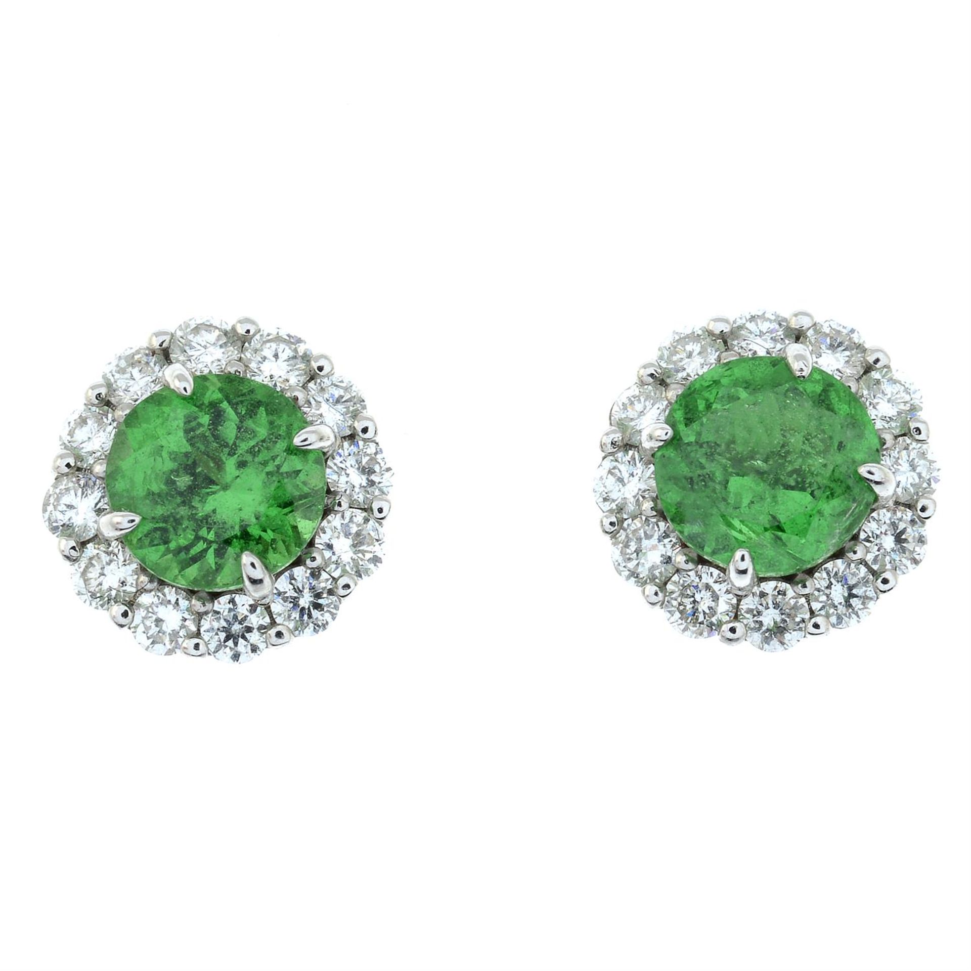 A pair of green garnet and brilliant-cut diamond cluster earrings. - Bild 2 aus 4