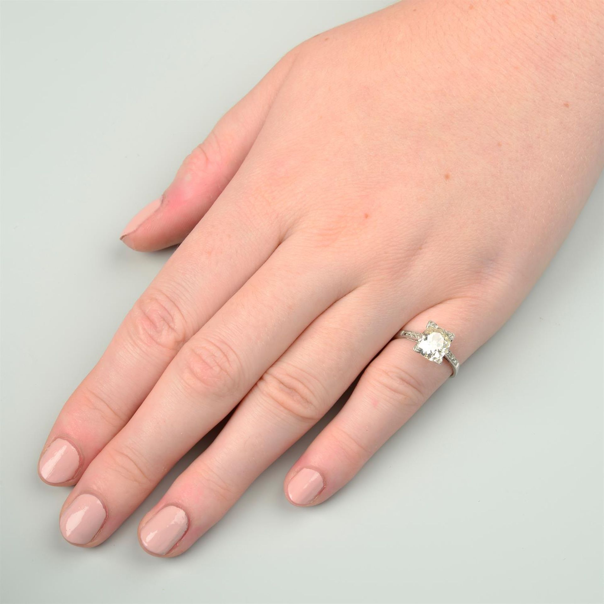 An oval-shape old-cut diamond single-stone ring, with diamond line shoulders. - Bild 9 aus 9