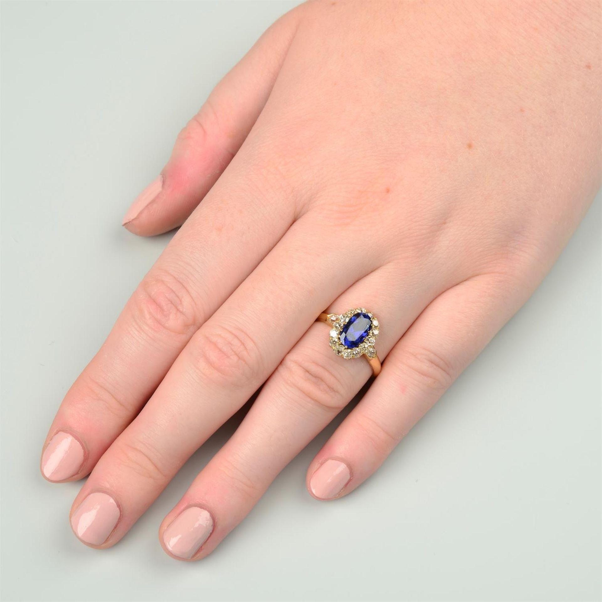 A late Victorian 18ct gold Sri Lankan sapphire and old-cut diamond cluster ring. - Bild 7 aus 7