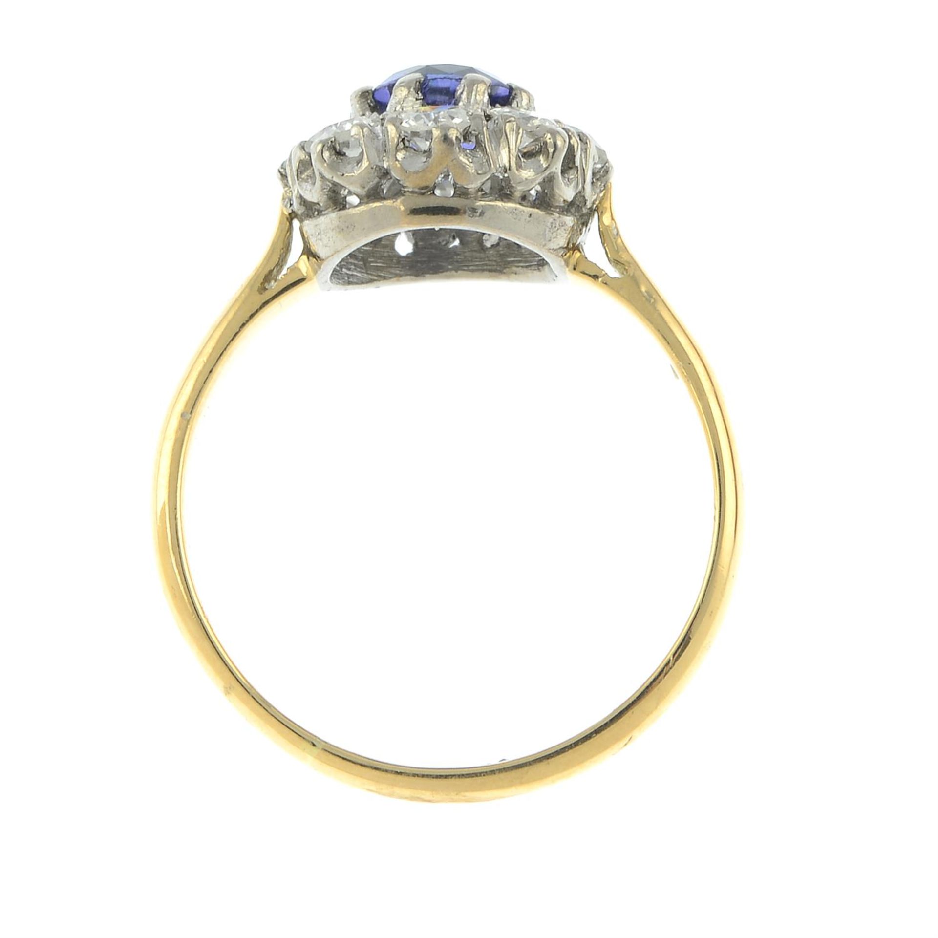 A late Victorian 18ct gold Sri Lankan colour-change sapphire and diamond cluster ring. - Bild 5 aus 6