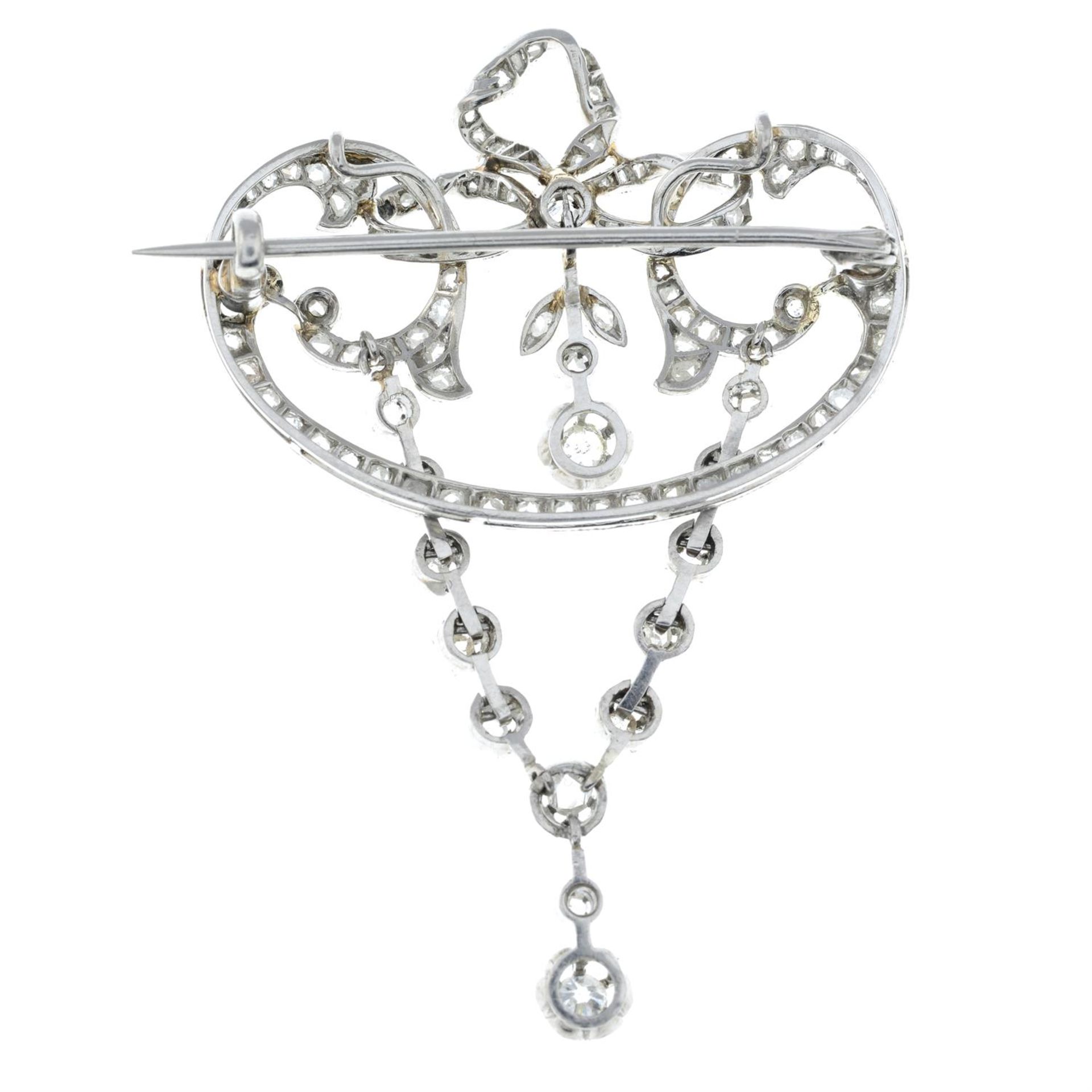 A Belle Époque platinum, old and rose-cut diamond brooch/pendant, with detachable chain. - Bild 3 aus 5