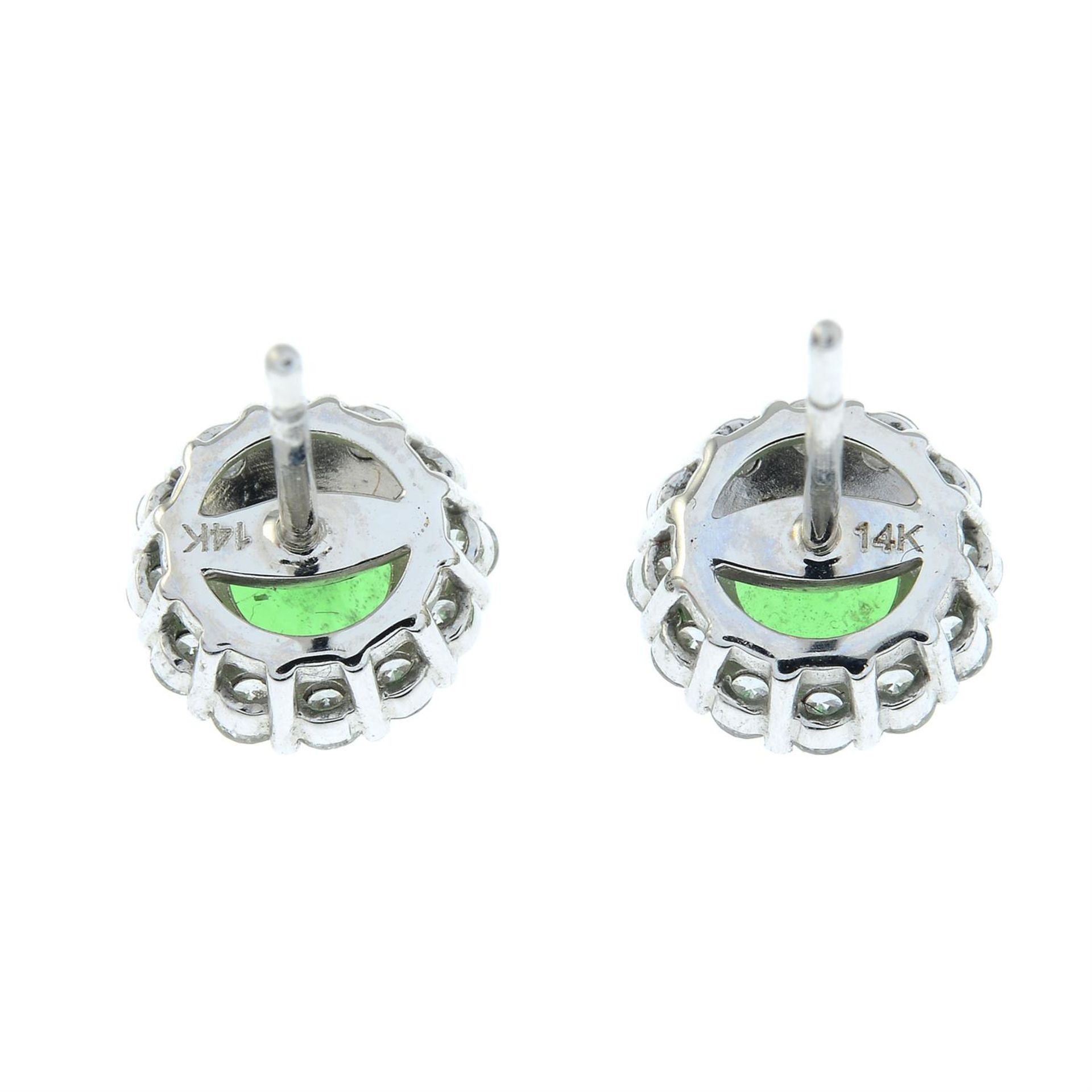 A pair of green garnet and brilliant-cut diamond cluster earrings. - Bild 3 aus 4