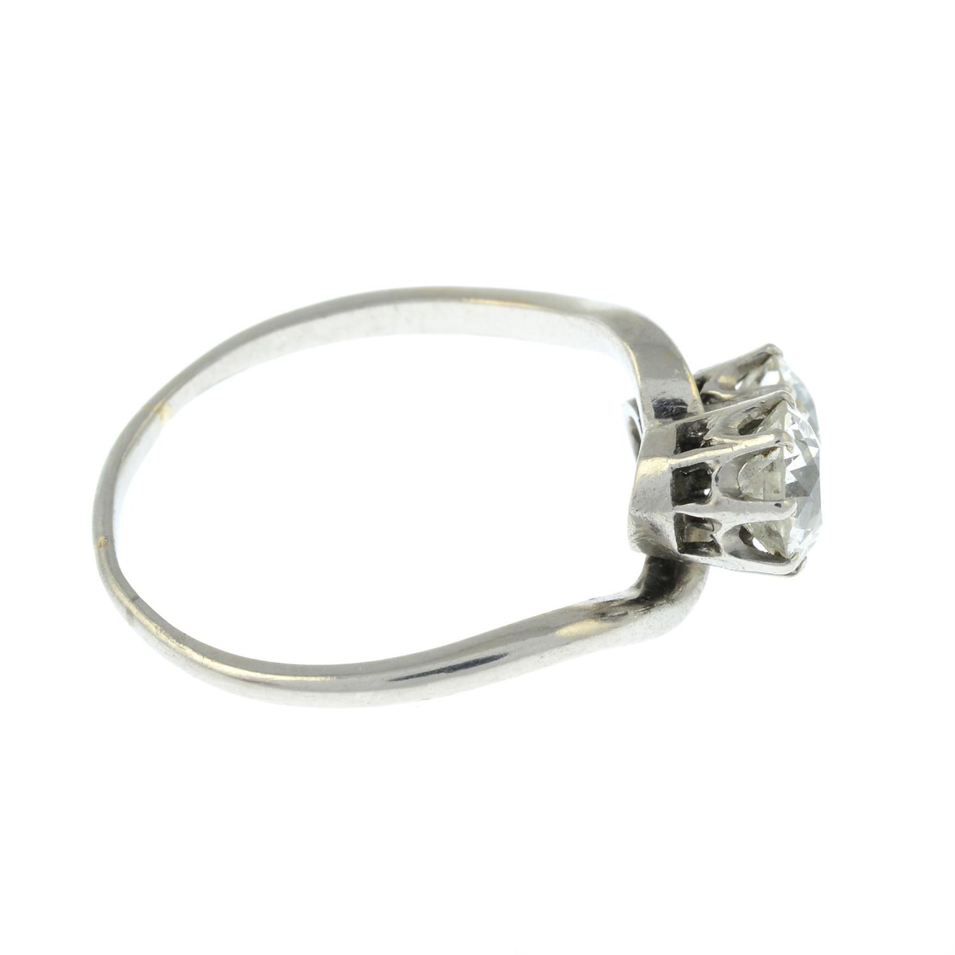 A mid 20th century platinum old-cut diamond two-stone crossover ring. - Bild 4 aus 6