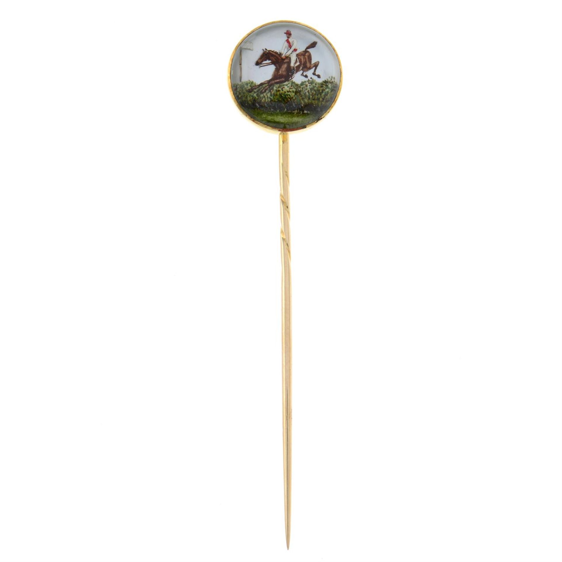 A late Victorian gold, reverse-carved and painted stickpin, depicting 1883 Grand National winner - Bild 2 aus 5