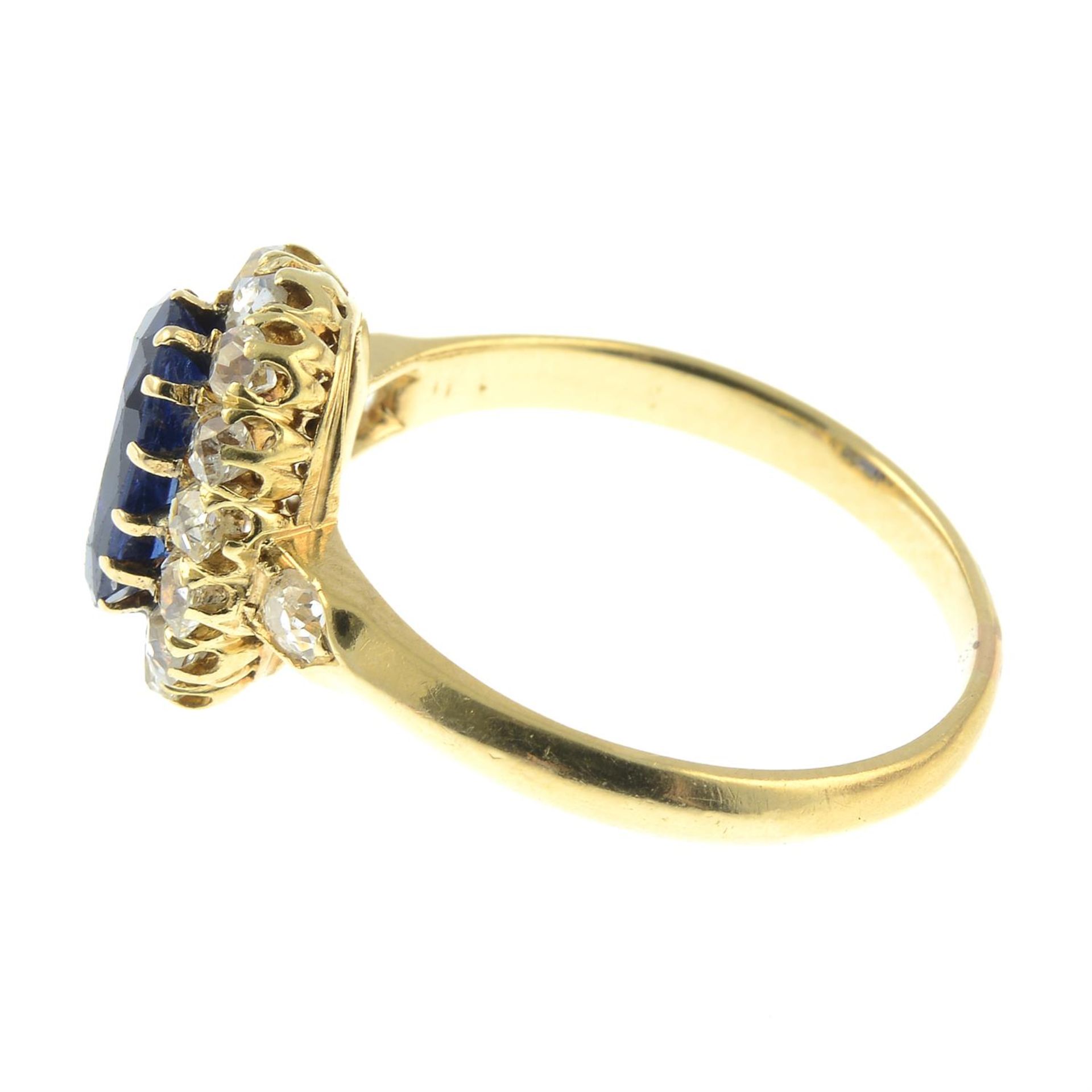 A late Victorian 18ct gold Sri Lankan sapphire and old-cut diamond cluster ring. - Bild 3 aus 7