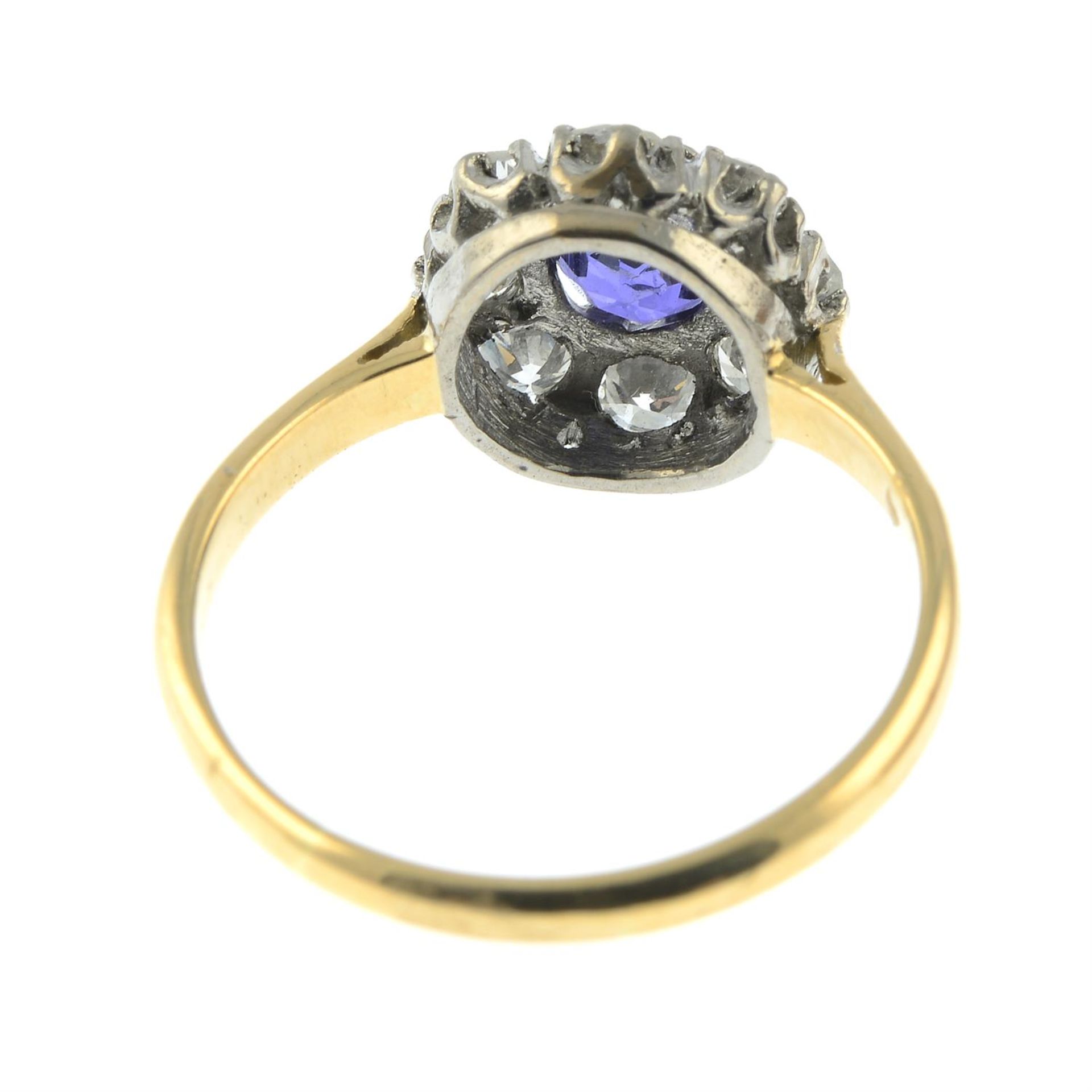 A late Victorian 18ct gold Sri Lankan colour-change sapphire and diamond cluster ring. - Bild 4 aus 6