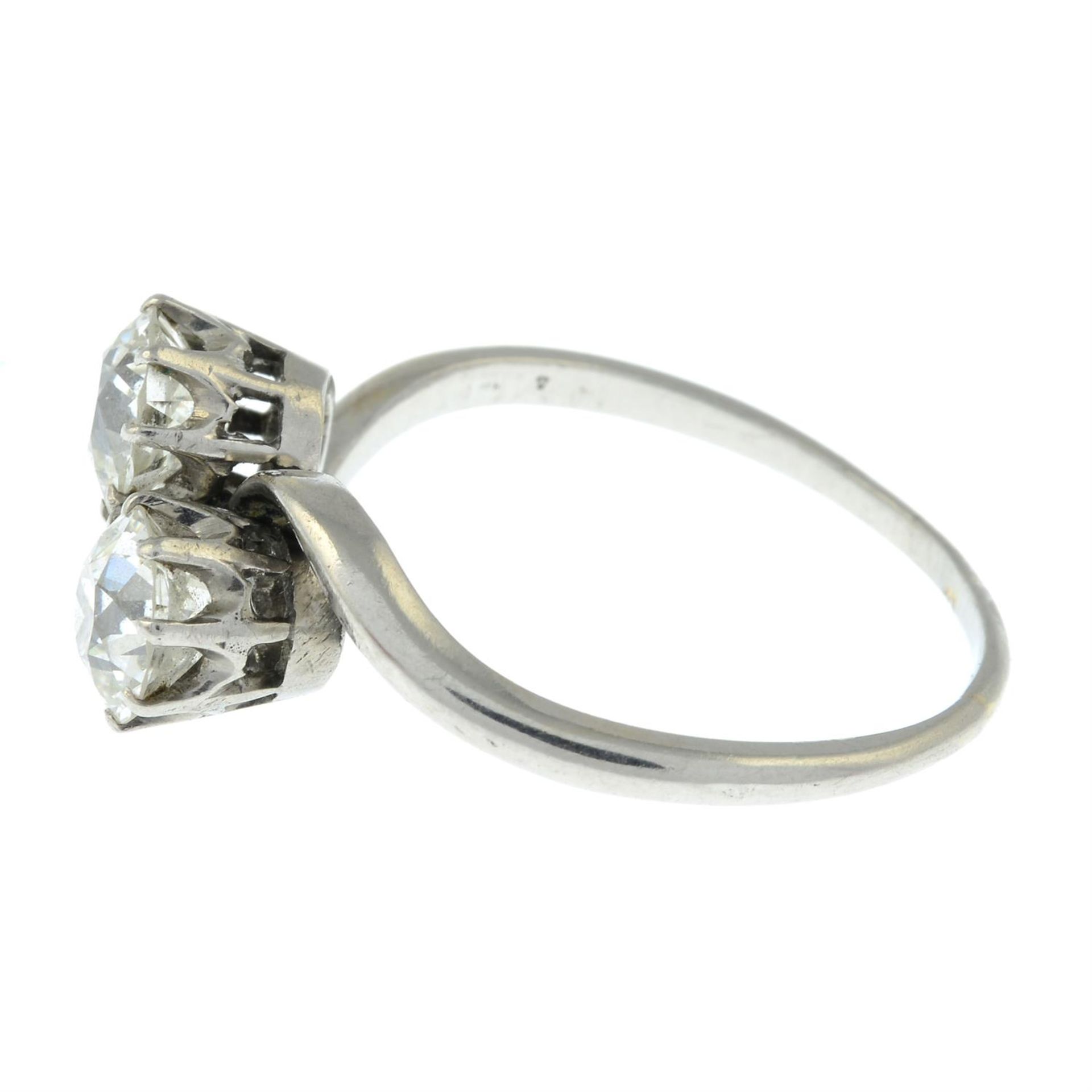 A mid 20th century platinum old-cut diamond two-stone crossover ring. - Bild 3 aus 6