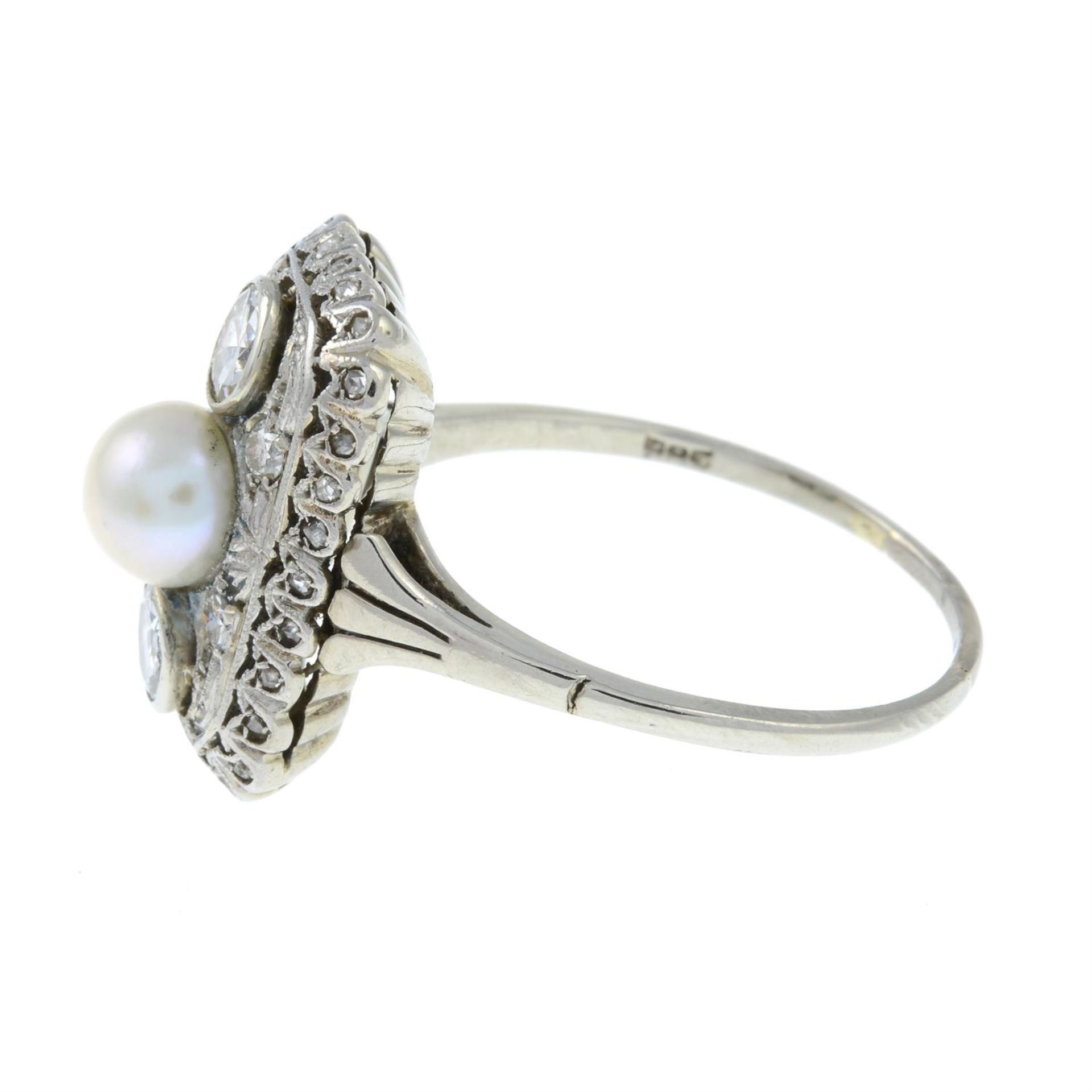 A circular-cut diamond and pearl ring. - Bild 3 aus 6