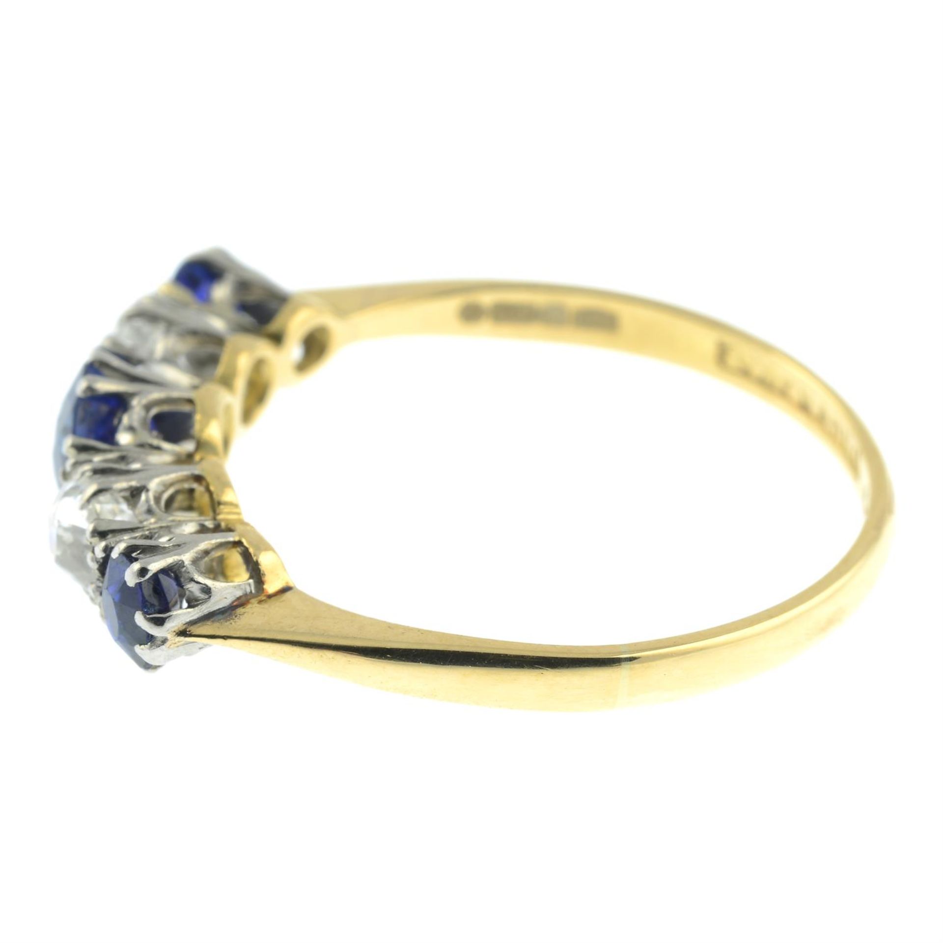 A late Victorian platinum and 18ct gold, graduated sapphire and diamond five-stone ring. - Bild 3 aus 6