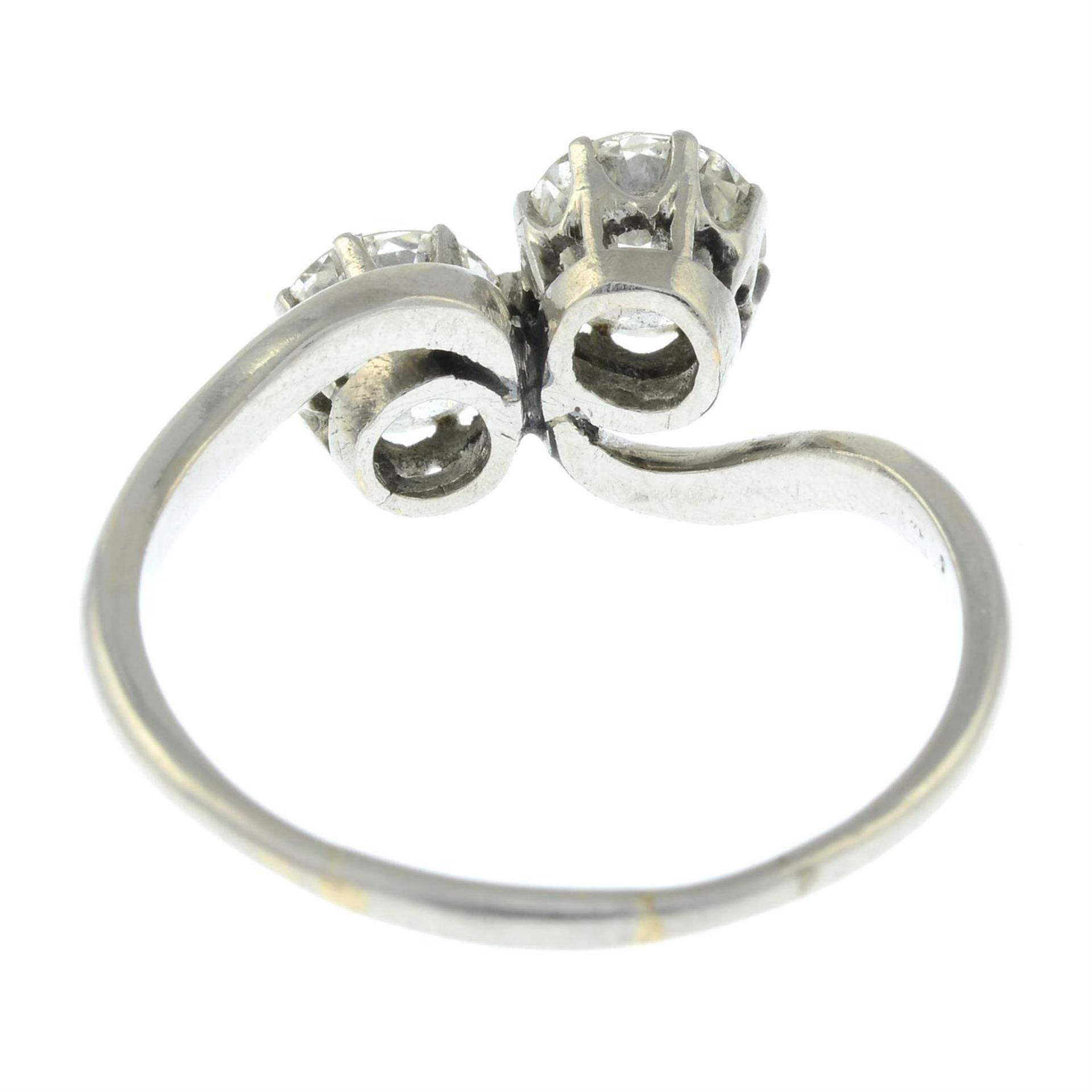 A mid 20th century platinum old-cut diamond two-stone crossover ring. - Bild 5 aus 6