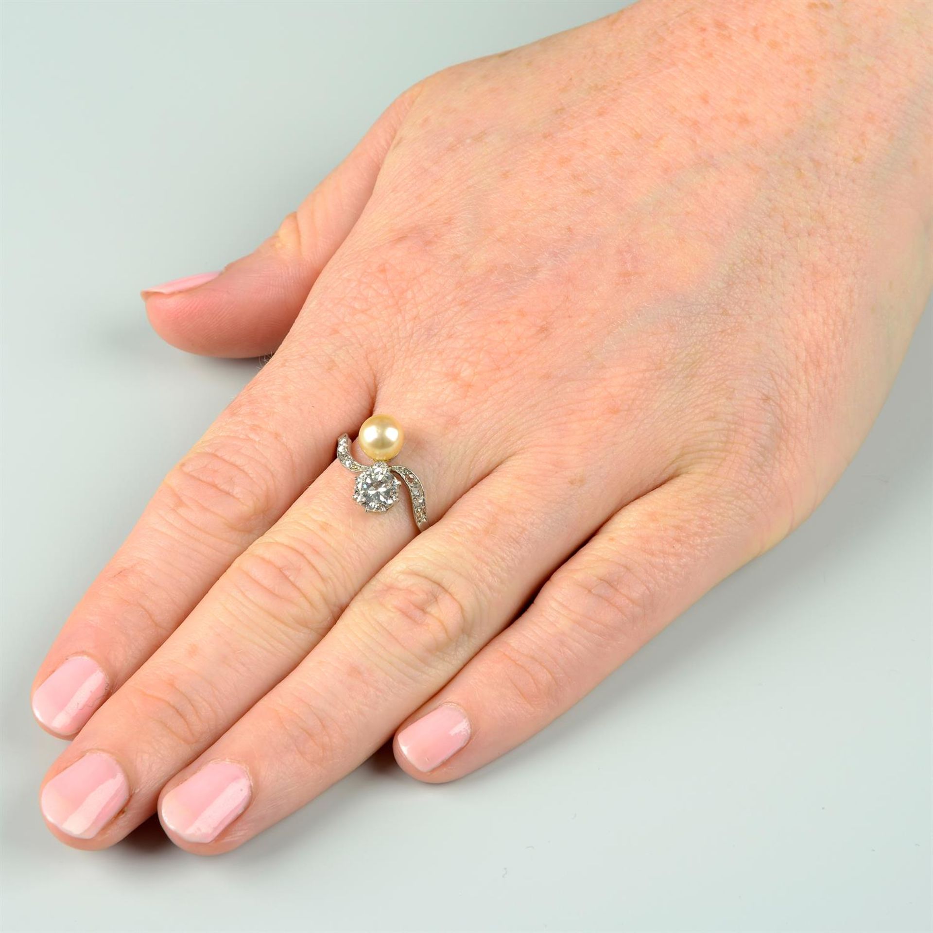 An early 20th century platinum, circular-cut diamond and pearl crossover ring. - Bild 6 aus 6
