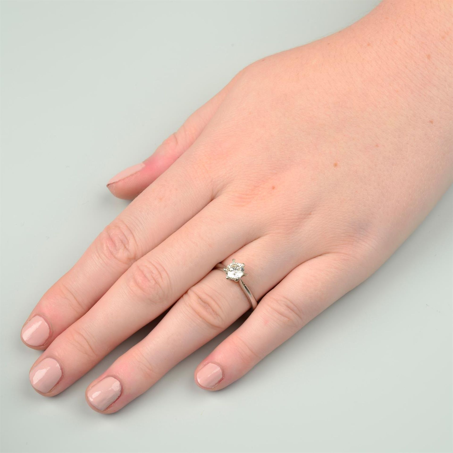 A brilliant-cut diamond, with 18ct gold ring mount. - Bild 5 aus 5
