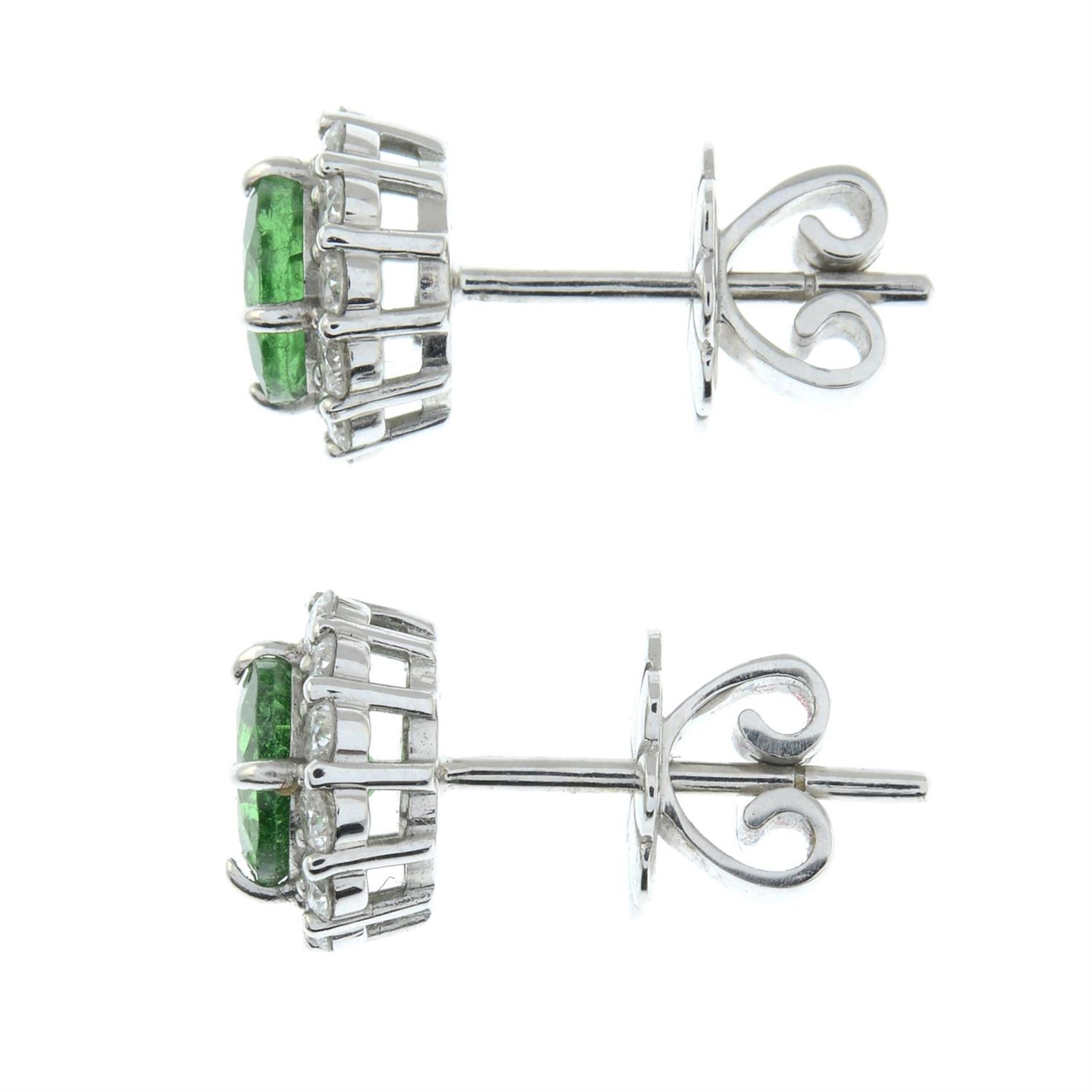 A pair of green garnet and brilliant-cut diamond cluster earrings. - Bild 4 aus 4