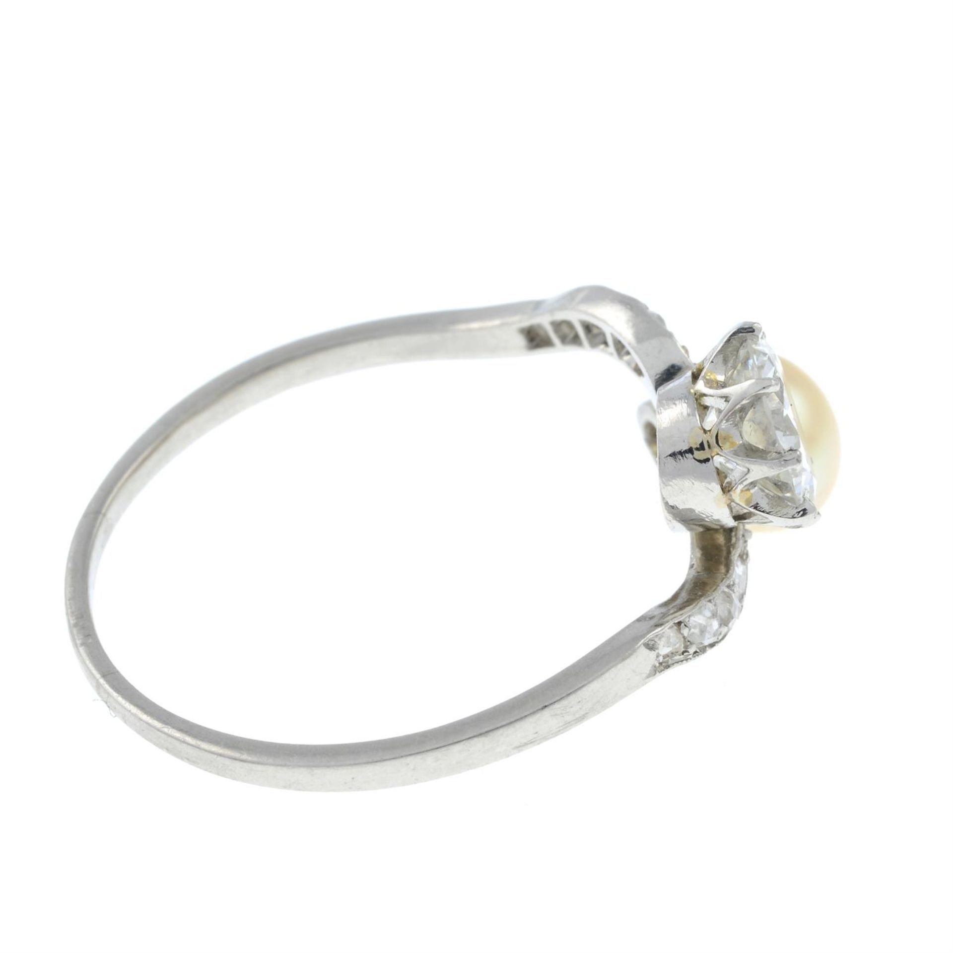 An early 20th century platinum, circular-cut diamond and pearl crossover ring. - Bild 4 aus 6