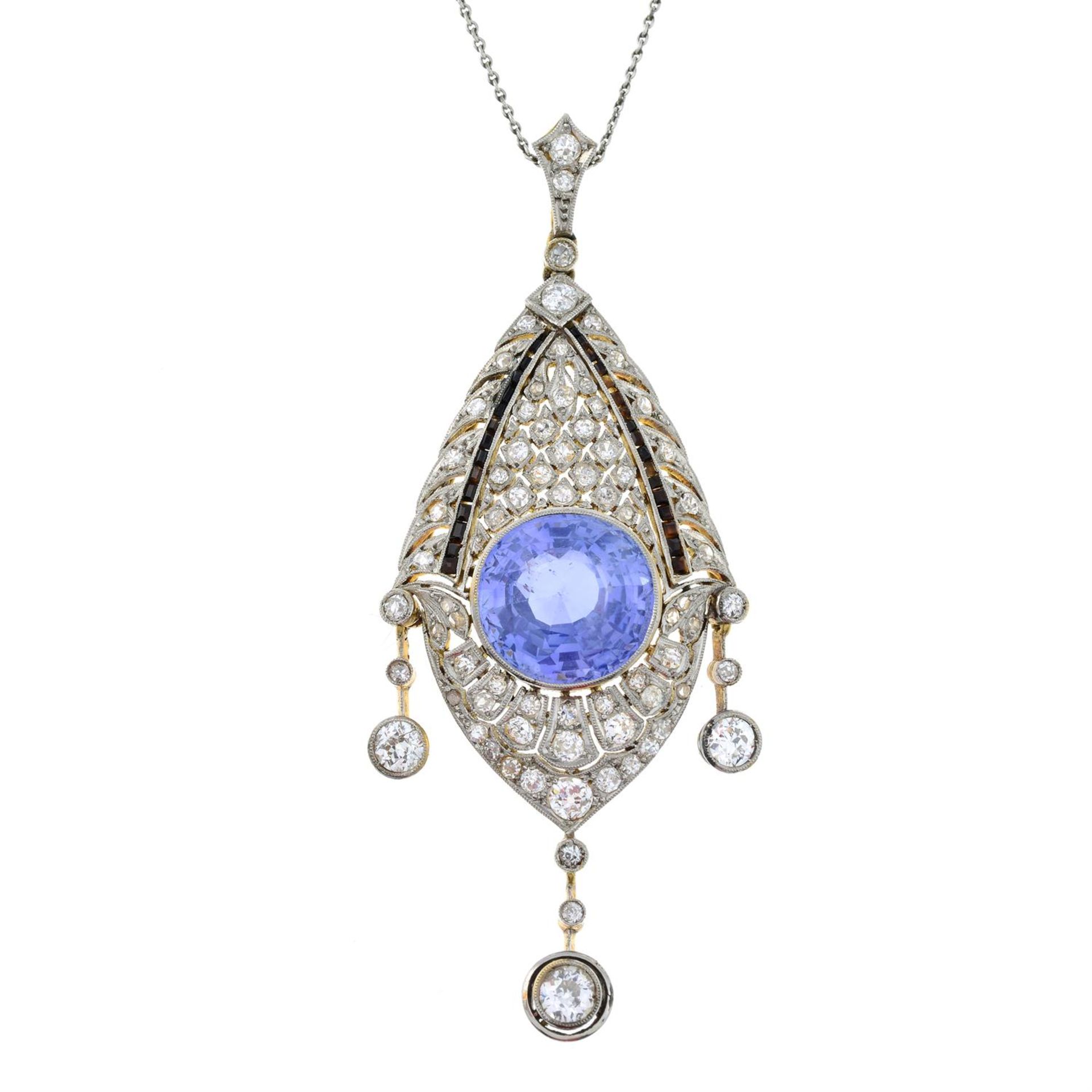 A Belle Époque platinum and 15ct gold, Sri Lankan sapphire, diamond and onyx pierced pendant, - Bild 2 aus 6