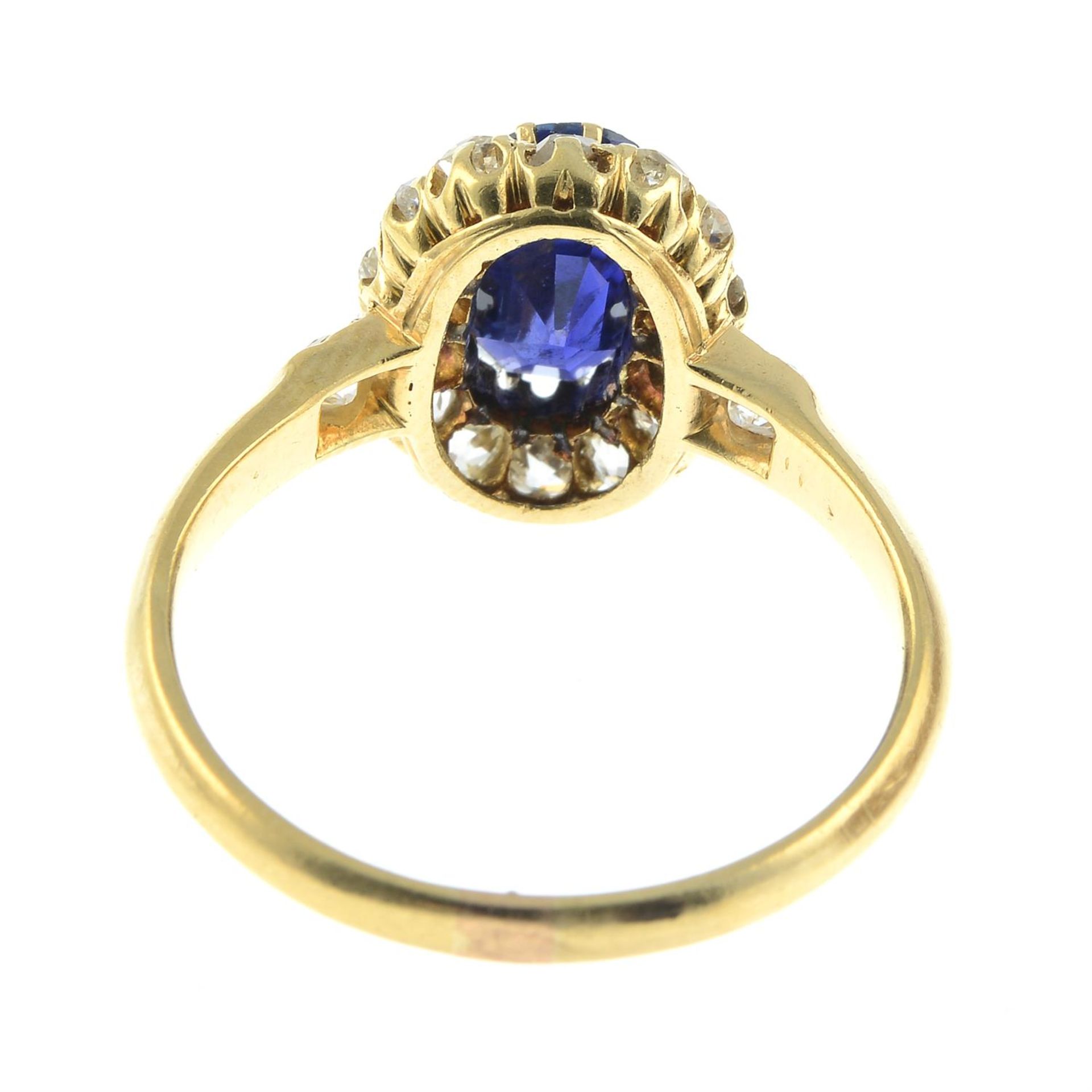 A late Victorian 18ct gold Sri Lankan sapphire and old-cut diamond cluster ring. - Bild 4 aus 7