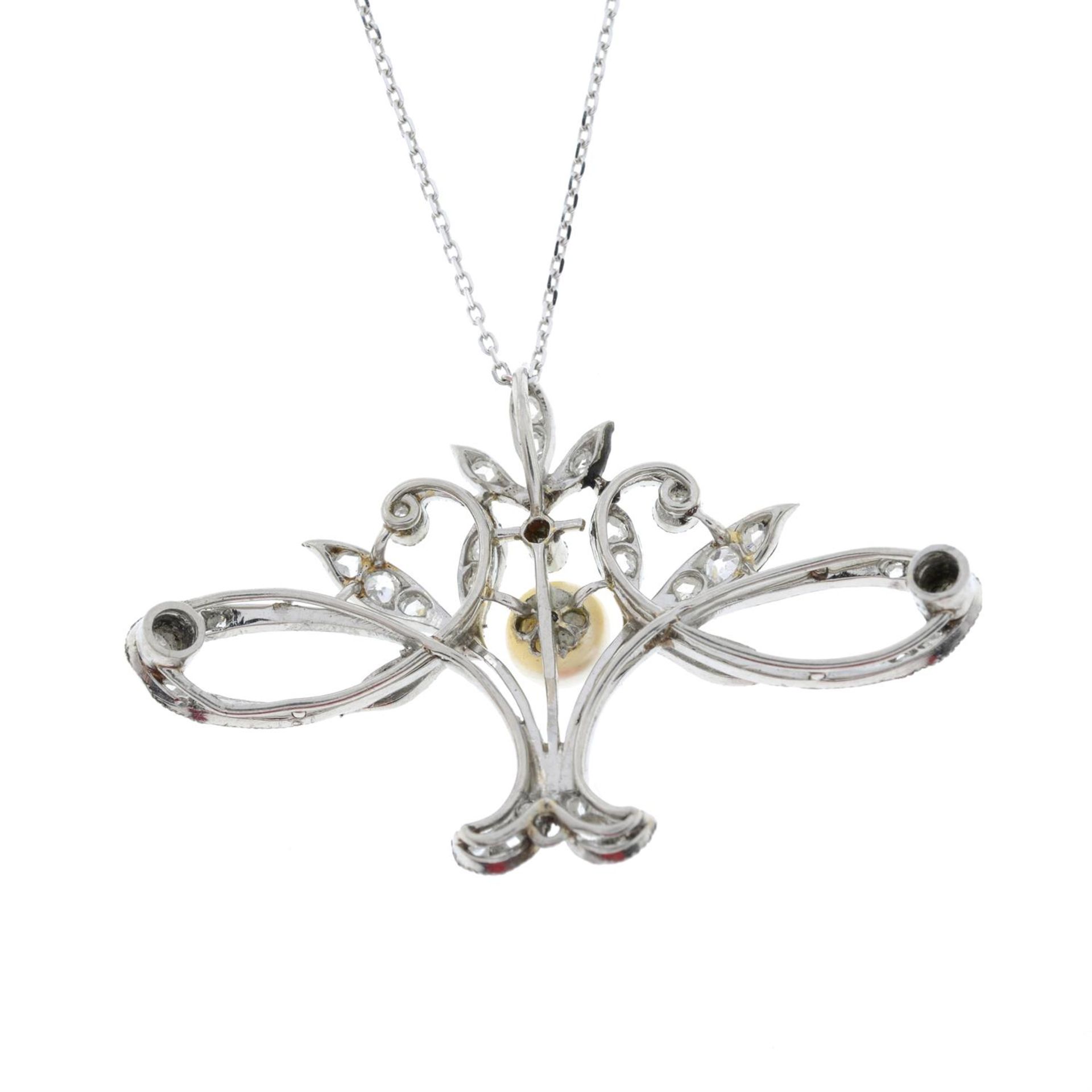 A Belle Époque platinum, pearl and diamond pendant, with later chain. - Bild 3 aus 5