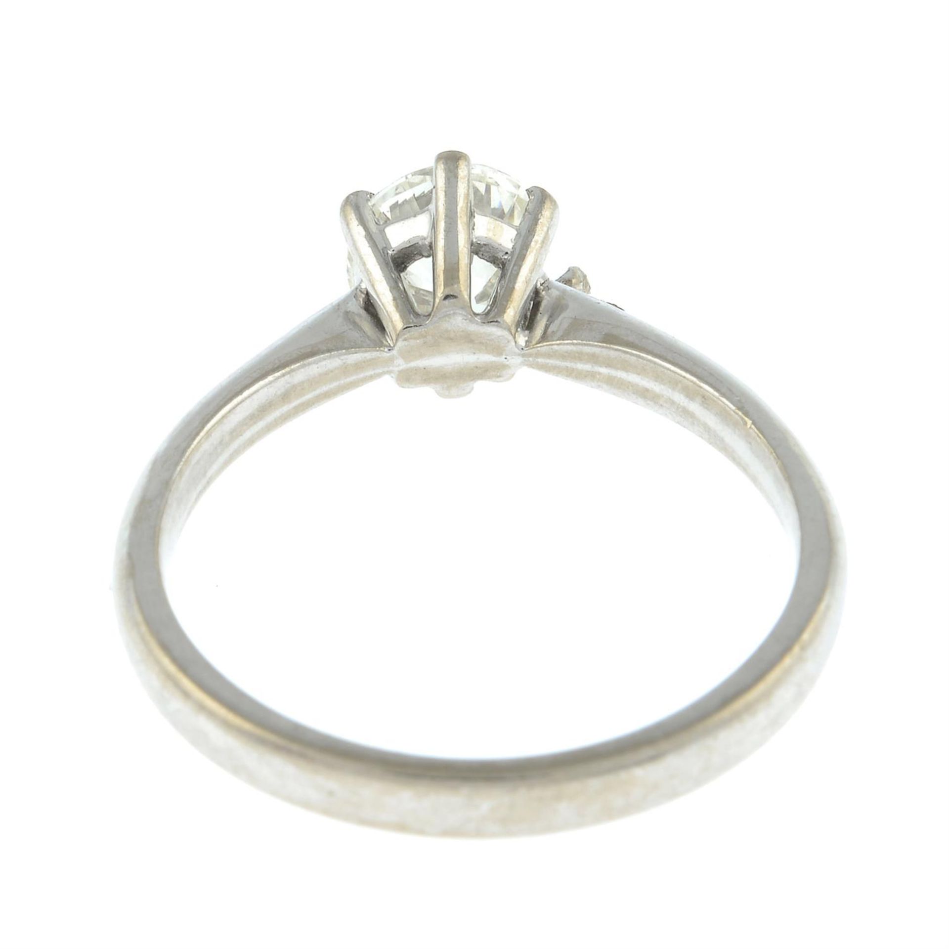 A brilliant-cut diamond, with 18ct gold ring mount. - Bild 4 aus 5