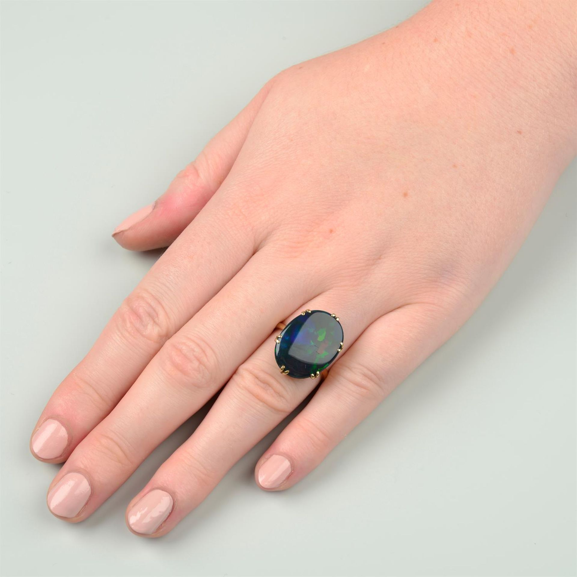 A black opal single-stone ring. - Bild 6 aus 6