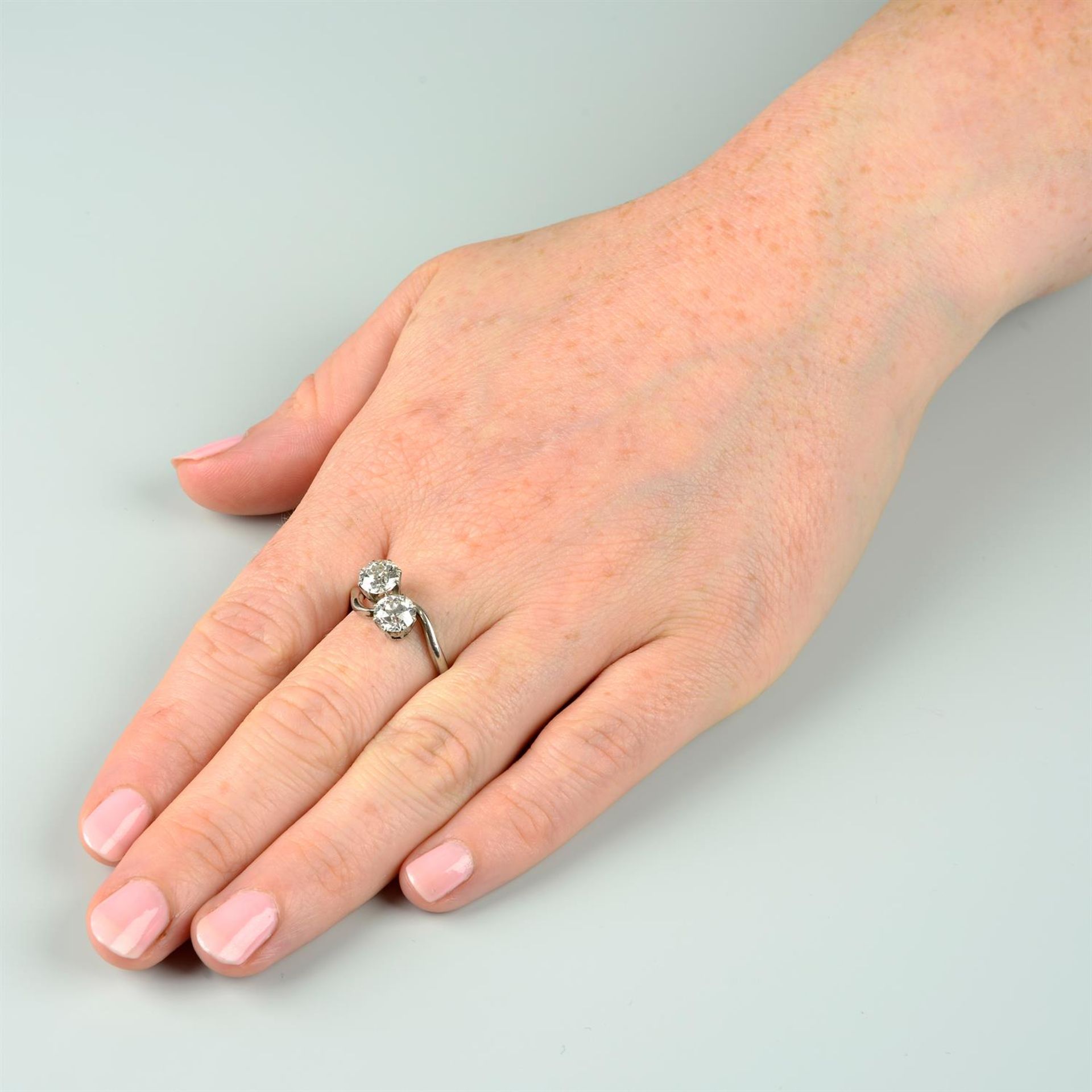 A mid 20th century platinum old-cut diamond two-stone crossover ring. - Bild 6 aus 6
