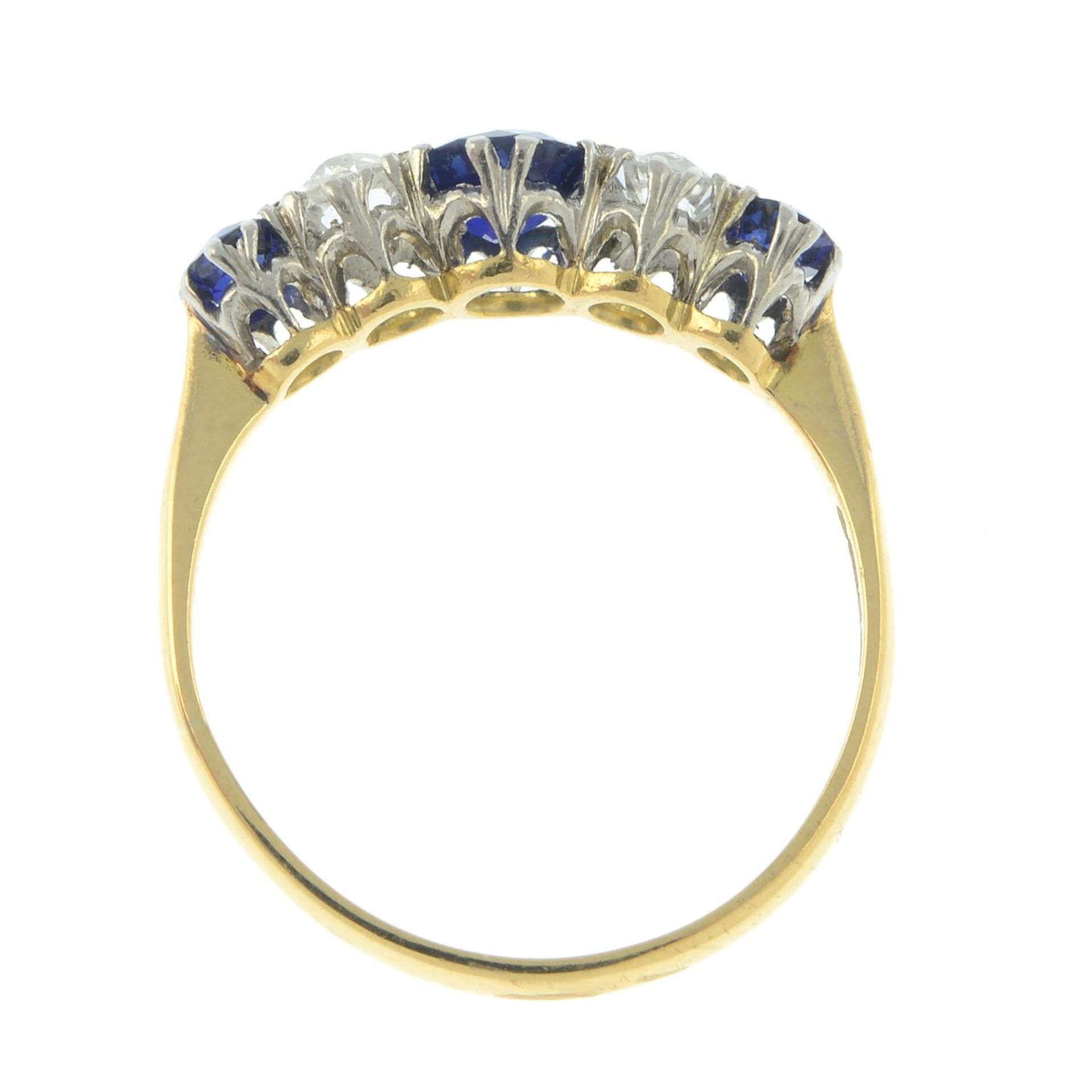 A late Victorian platinum and 18ct gold, graduated sapphire and diamond five-stone ring. - Bild 5 aus 6