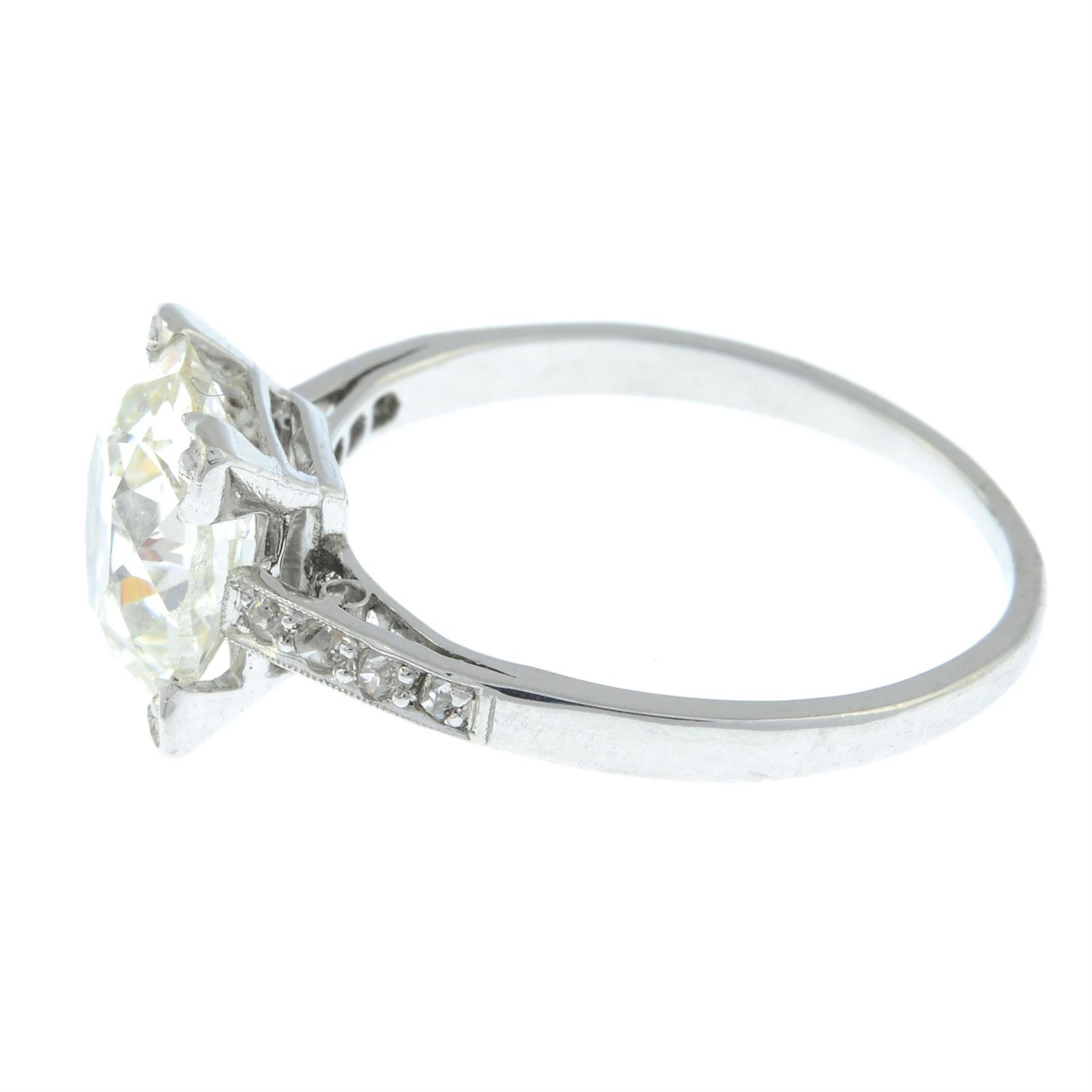 An oval-shape old-cut diamond single-stone ring, with diamond line shoulders. - Bild 3 aus 9