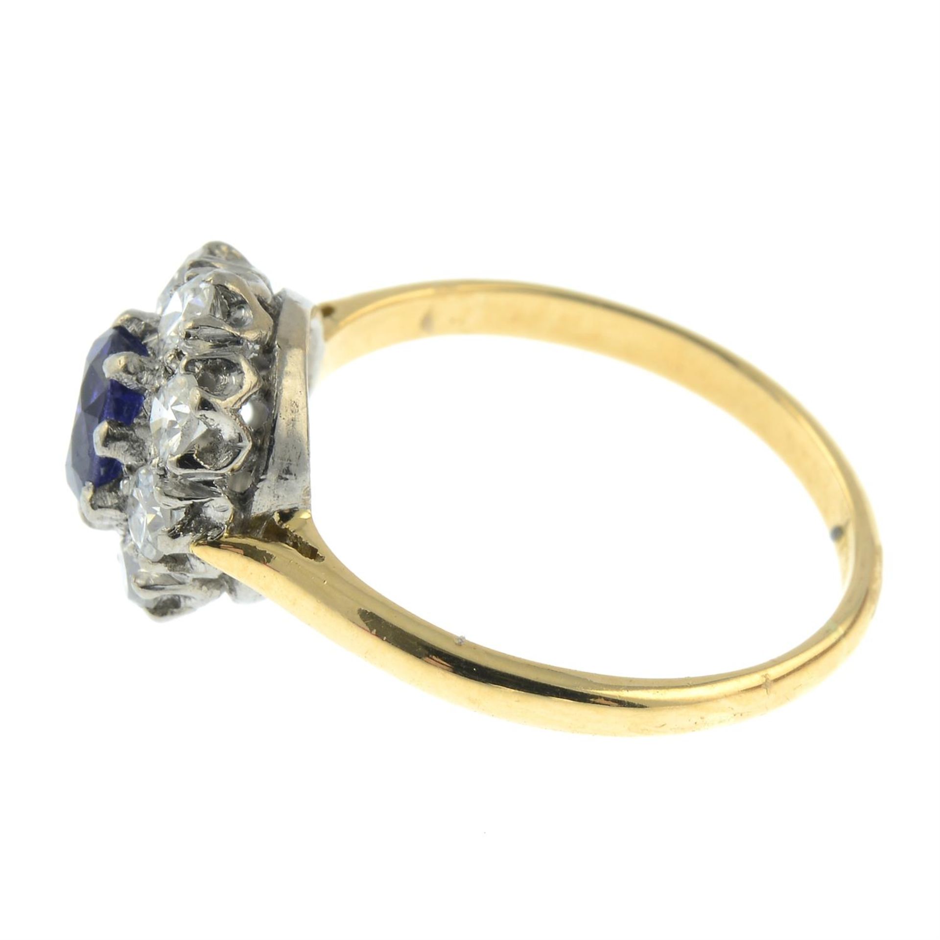 A late Victorian 18ct gold Sri Lankan colour-change sapphire and diamond cluster ring. - Bild 3 aus 6