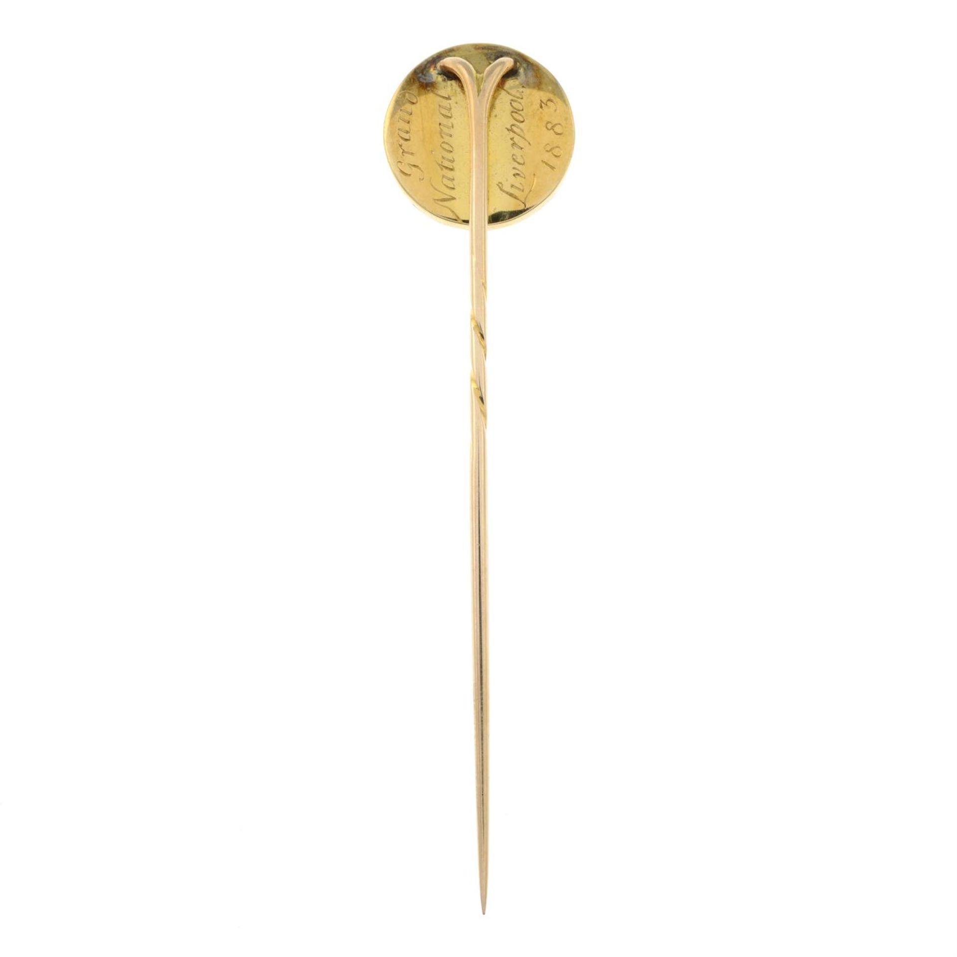 A late Victorian gold, reverse-carved and painted stickpin, depicting 1883 Grand National winner - Bild 3 aus 5