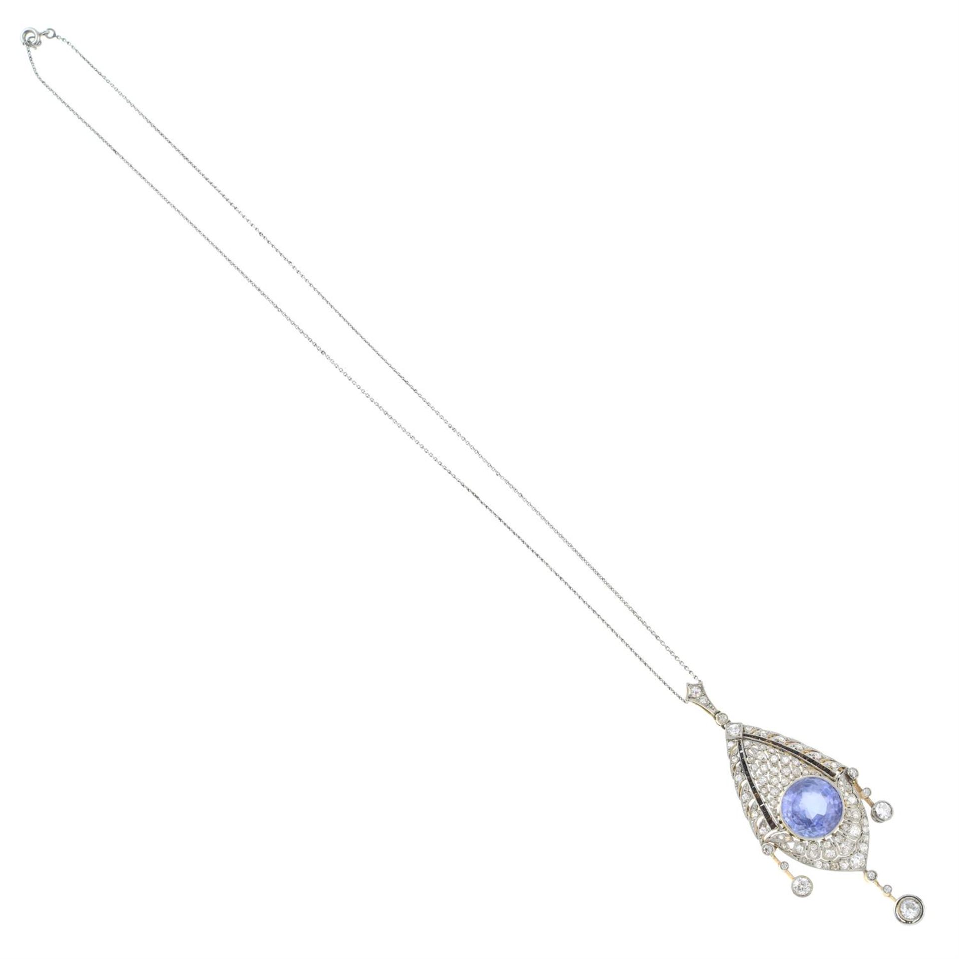 A Belle Époque platinum and 15ct gold, Sri Lankan sapphire, diamond and onyx pierced pendant, - Bild 4 aus 6