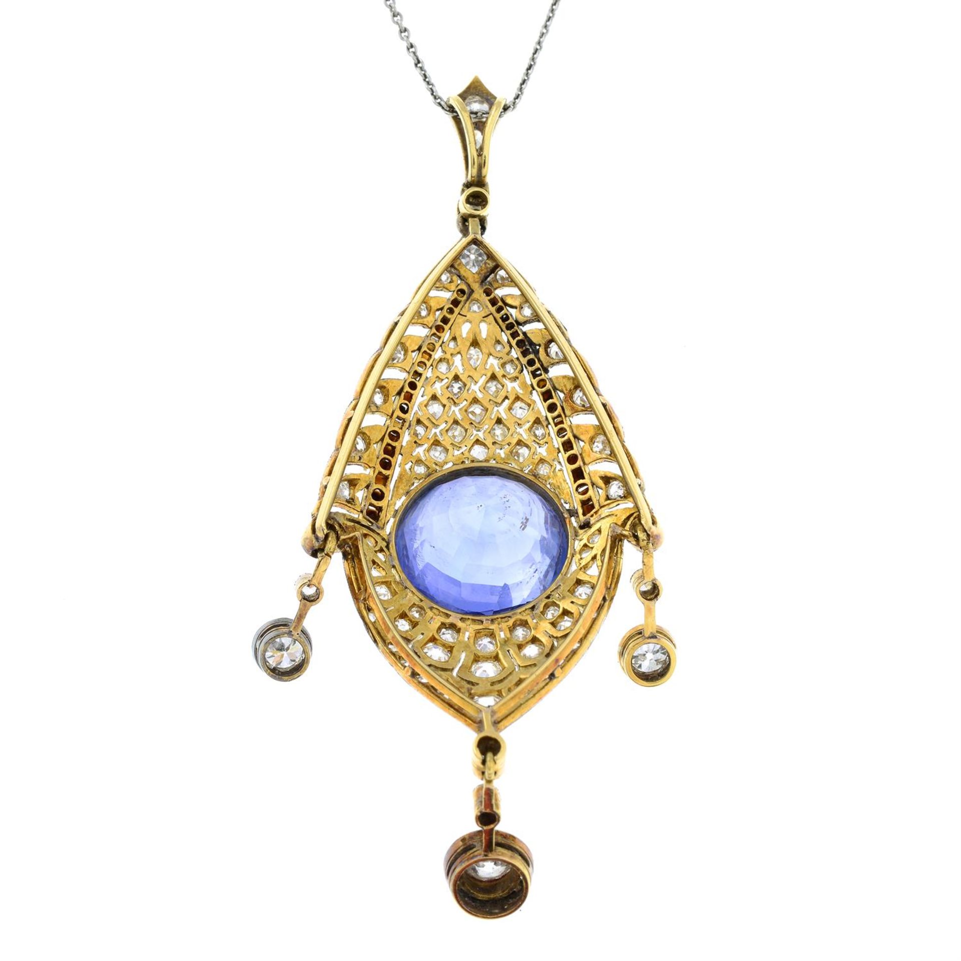 A Belle Époque platinum and 15ct gold, Sri Lankan sapphire, diamond and onyx pierced pendant, - Bild 3 aus 6