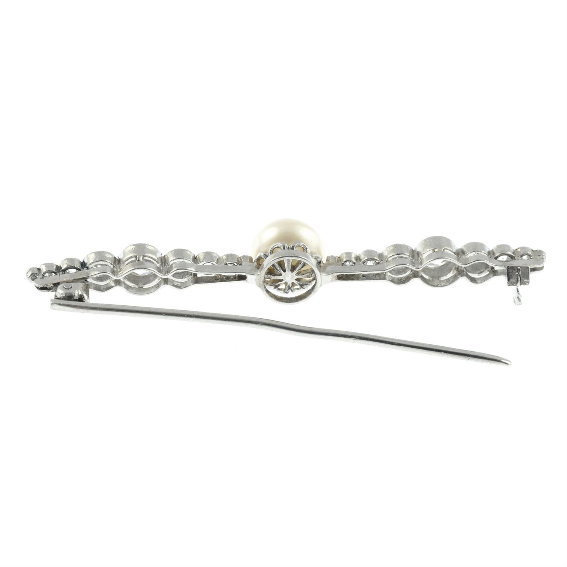 An Art Deco platinum, pearl and graduated circular-cut diamond bar brooch. - Bild 3 aus 4