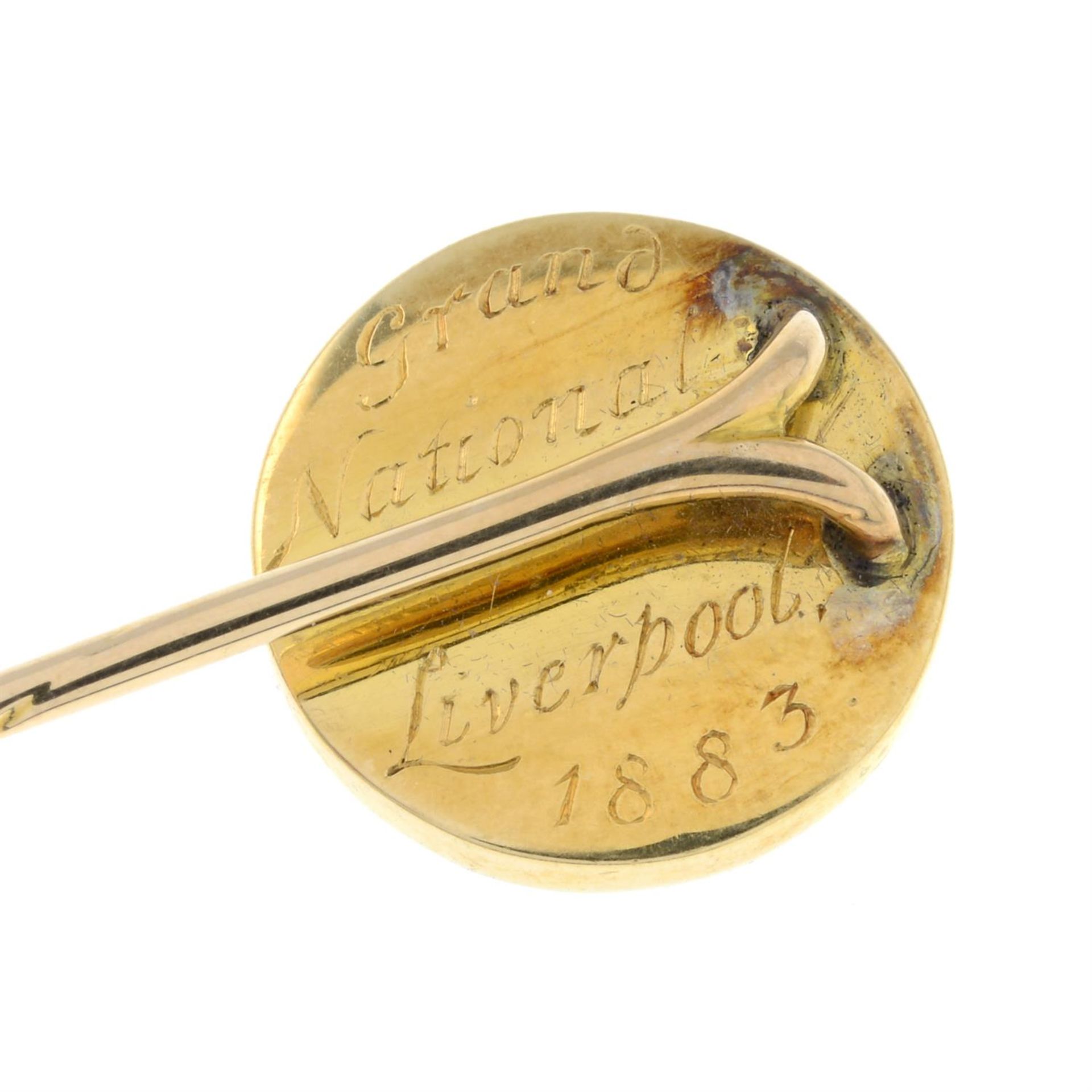 A late Victorian gold, reverse-carved and painted stickpin, depicting 1883 Grand National winner - Bild 4 aus 5